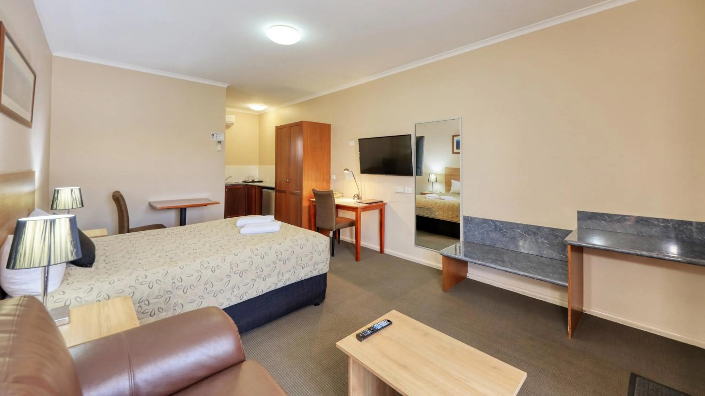 TV and multimedia, Bed in Top of the Town Motel & Apartments