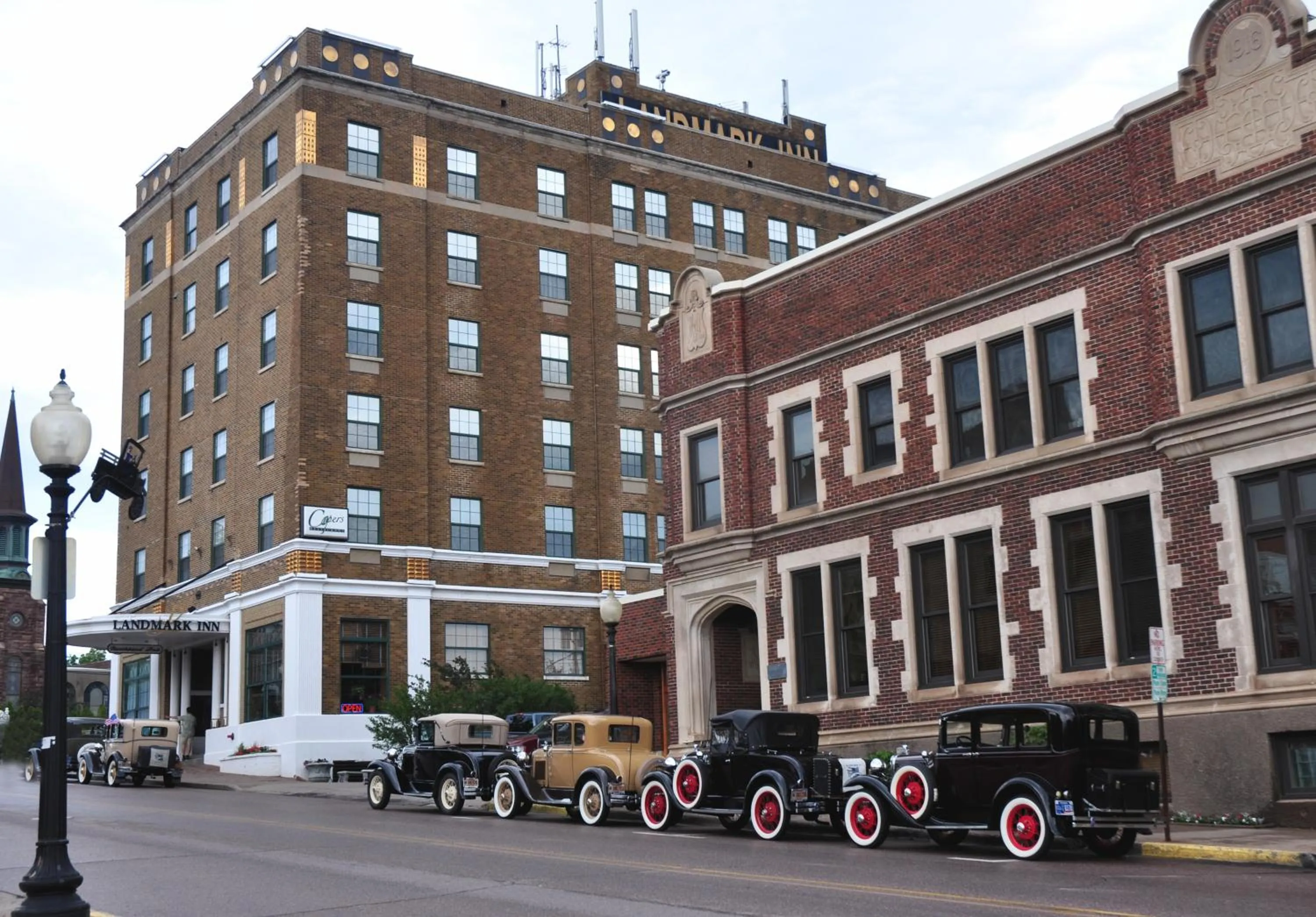 Facade/entrance in Landmark Inn