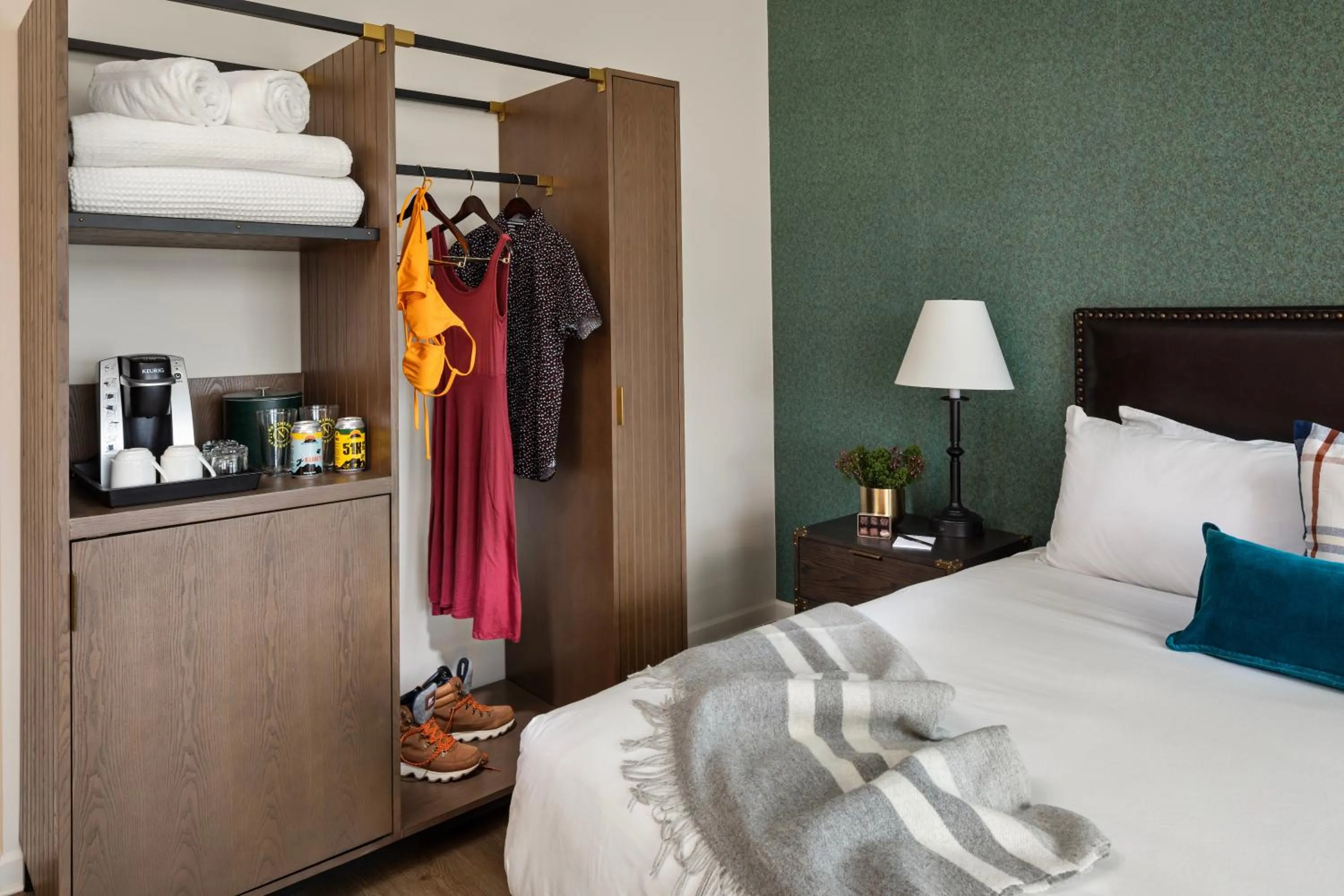 wardrobe, Bed in Landmark Inn