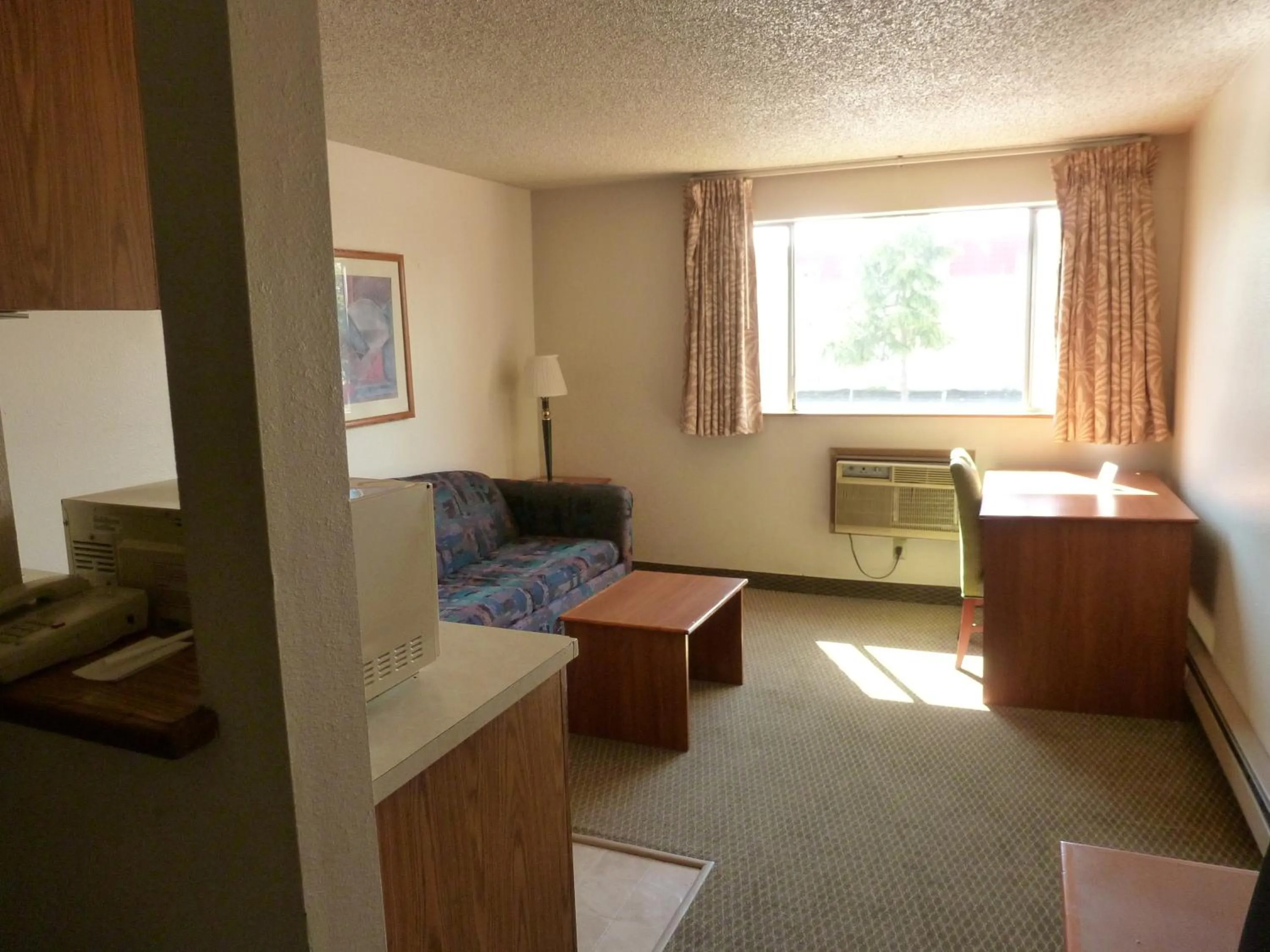 Photo of the whole room, Seating Area in Sunshine Motel II