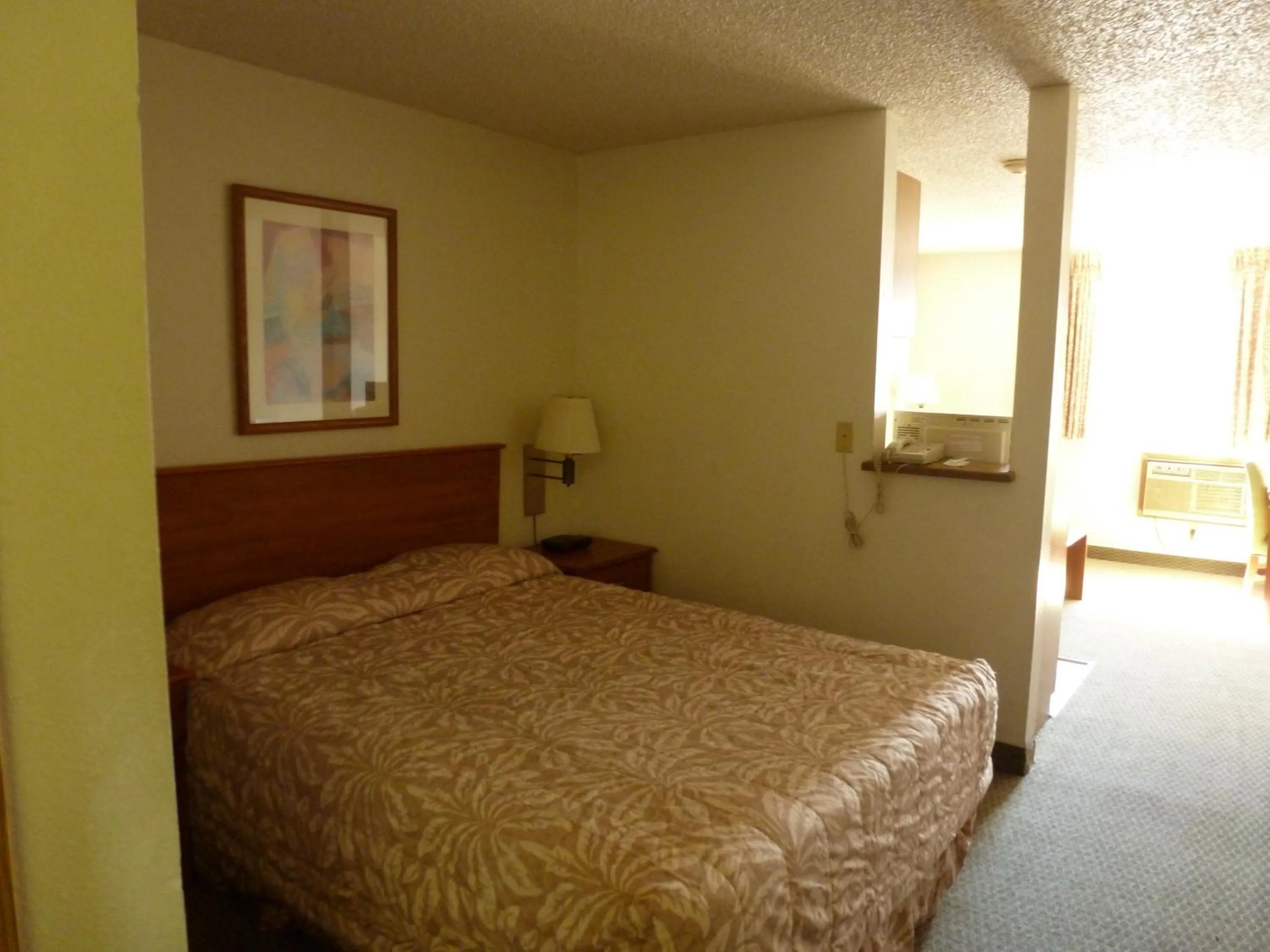 Photo of the whole room in Sunshine Motel II