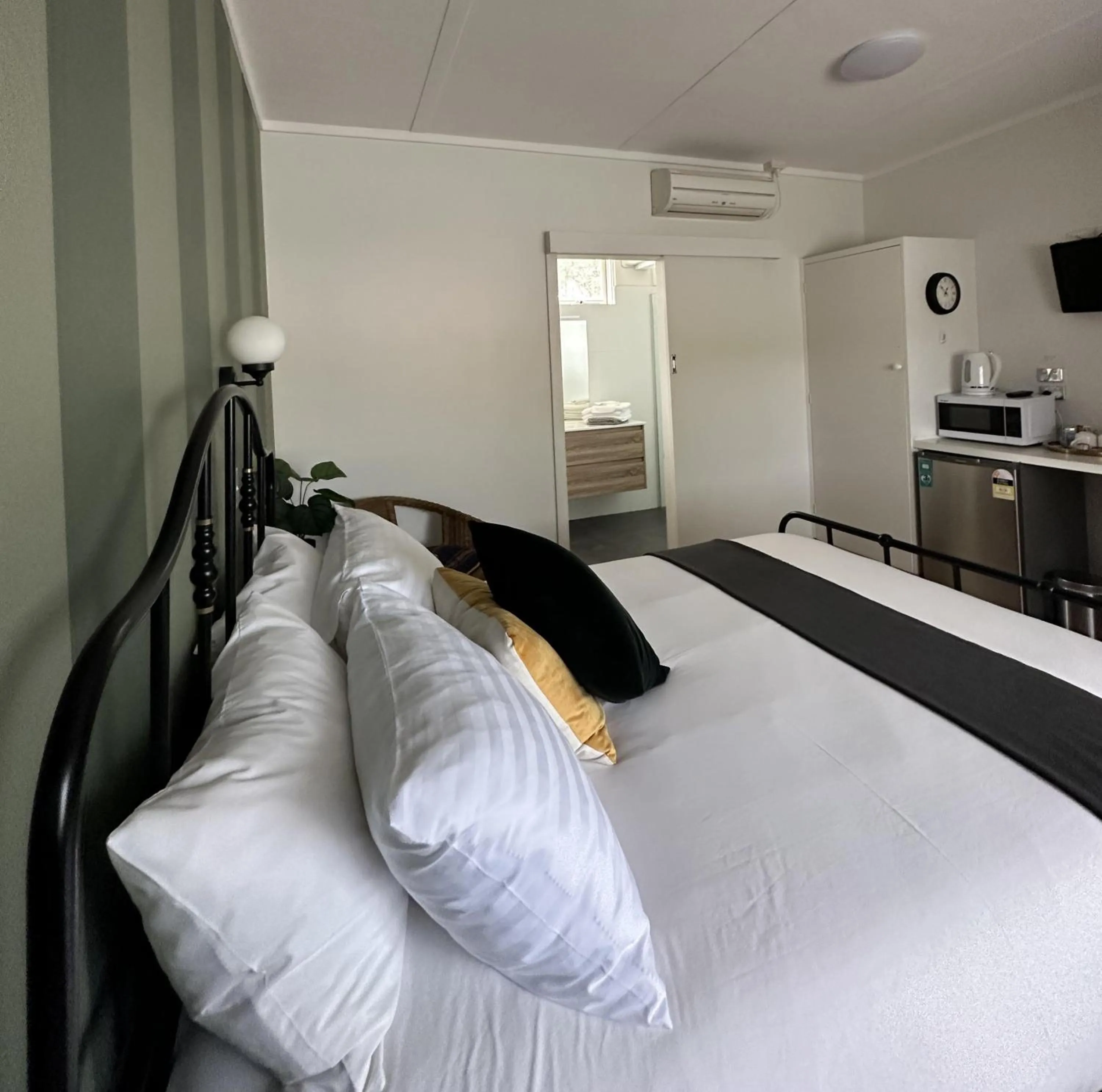 Bed in The Robinhood Inn - Drouin