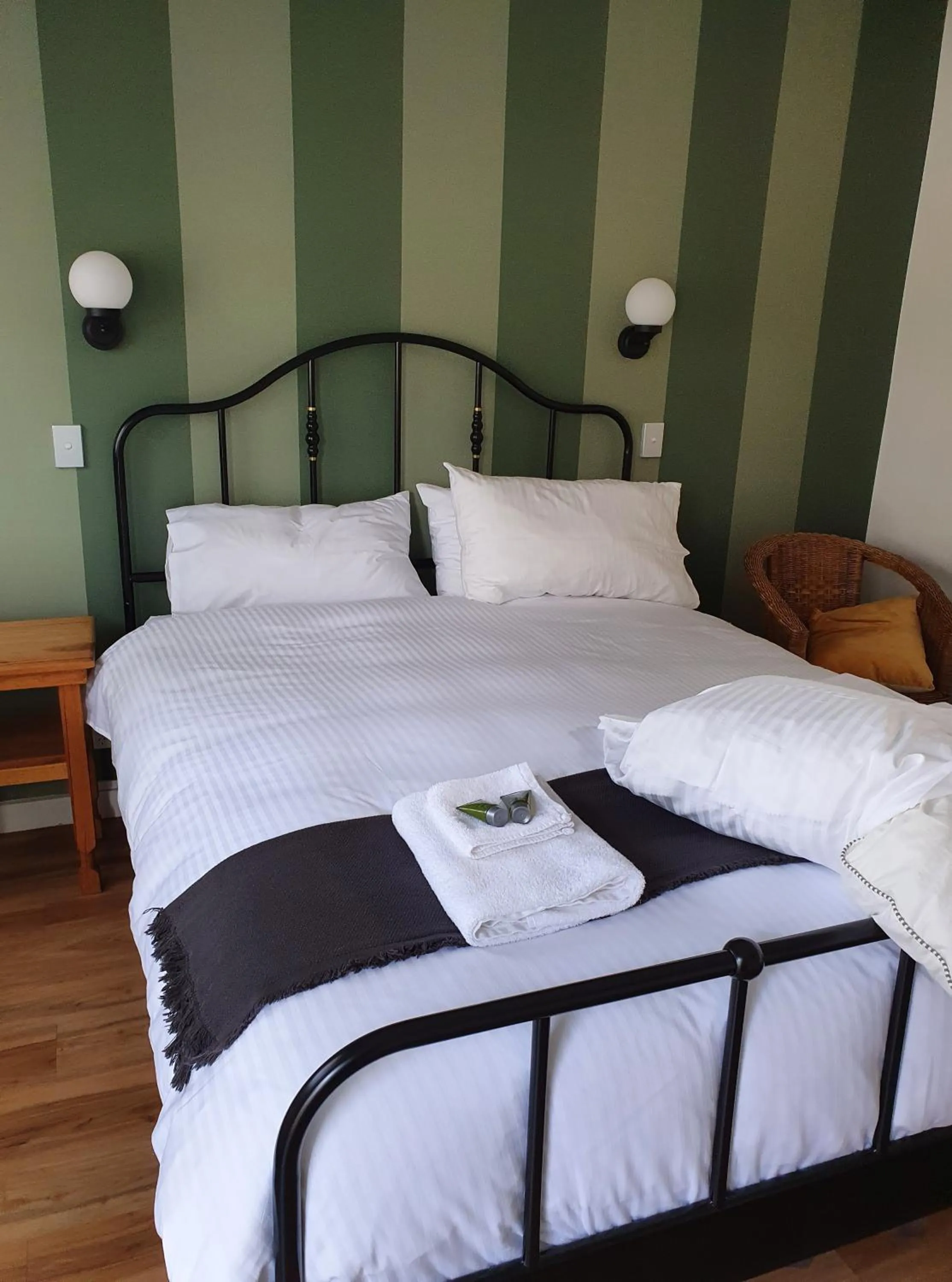 Bed in The Robinhood Inn - Drouin