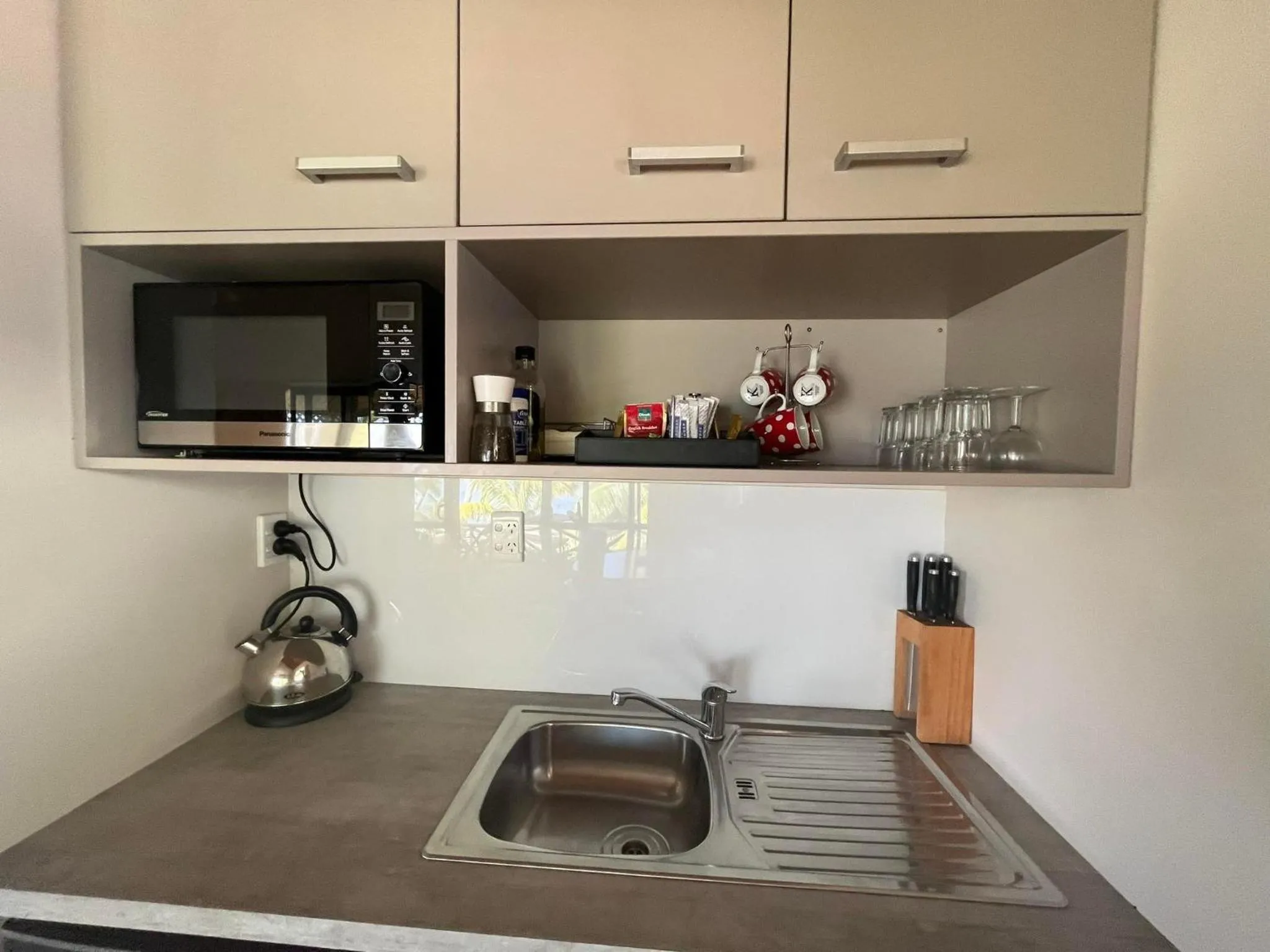 Kitchen or kitchenette in Paparei Beachfront Bungalows, Aitutaki