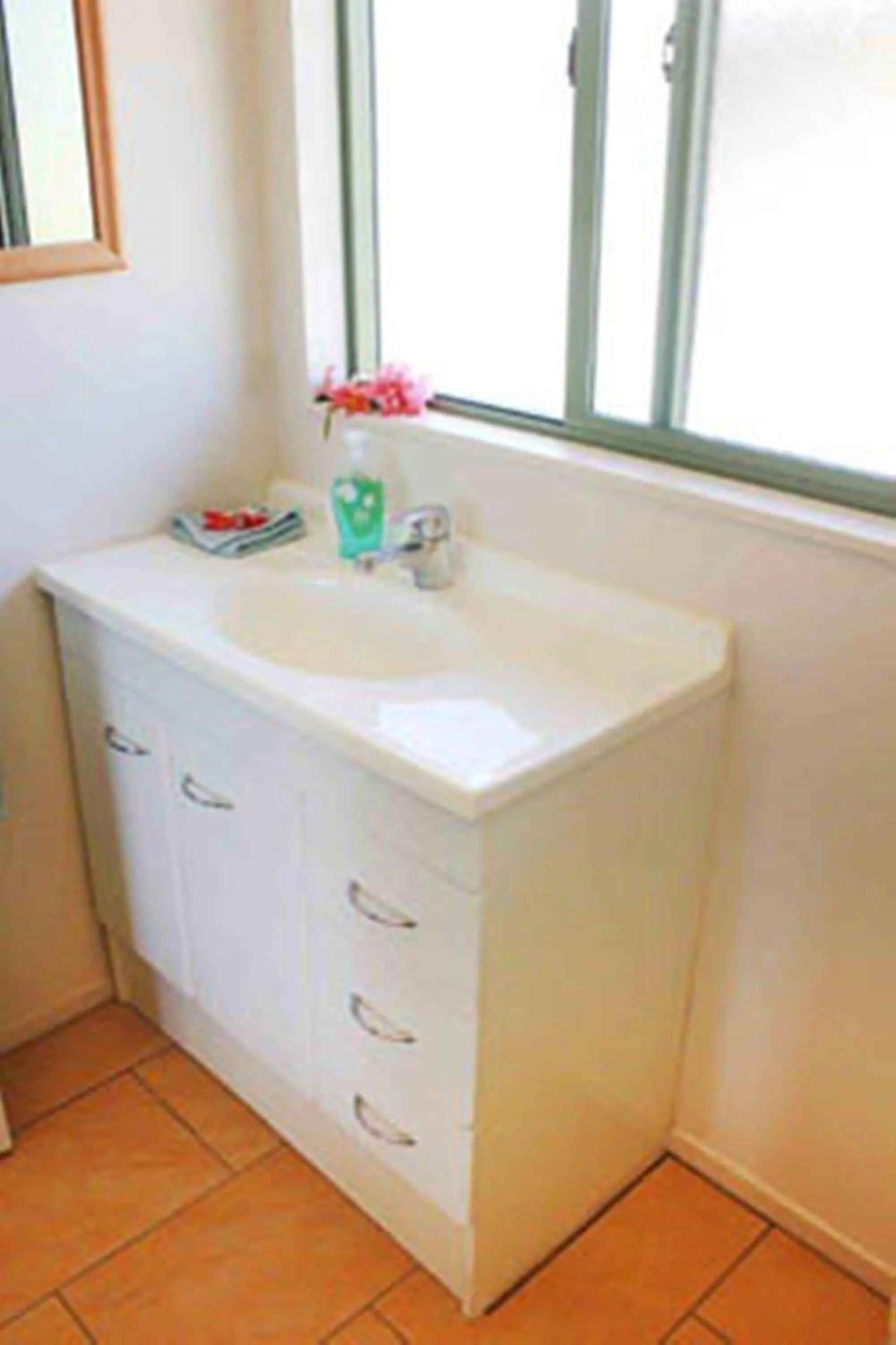 Bathroom in Paparei Beachfront Bungalows, Aitutaki