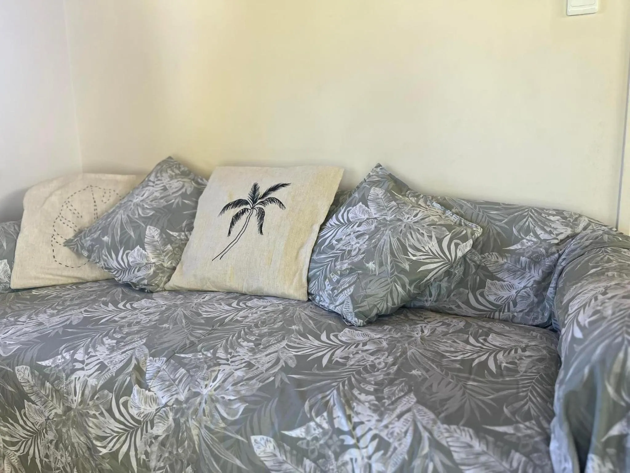 Living room, Bed in Paparei Beachfront Bungalows, Aitutaki