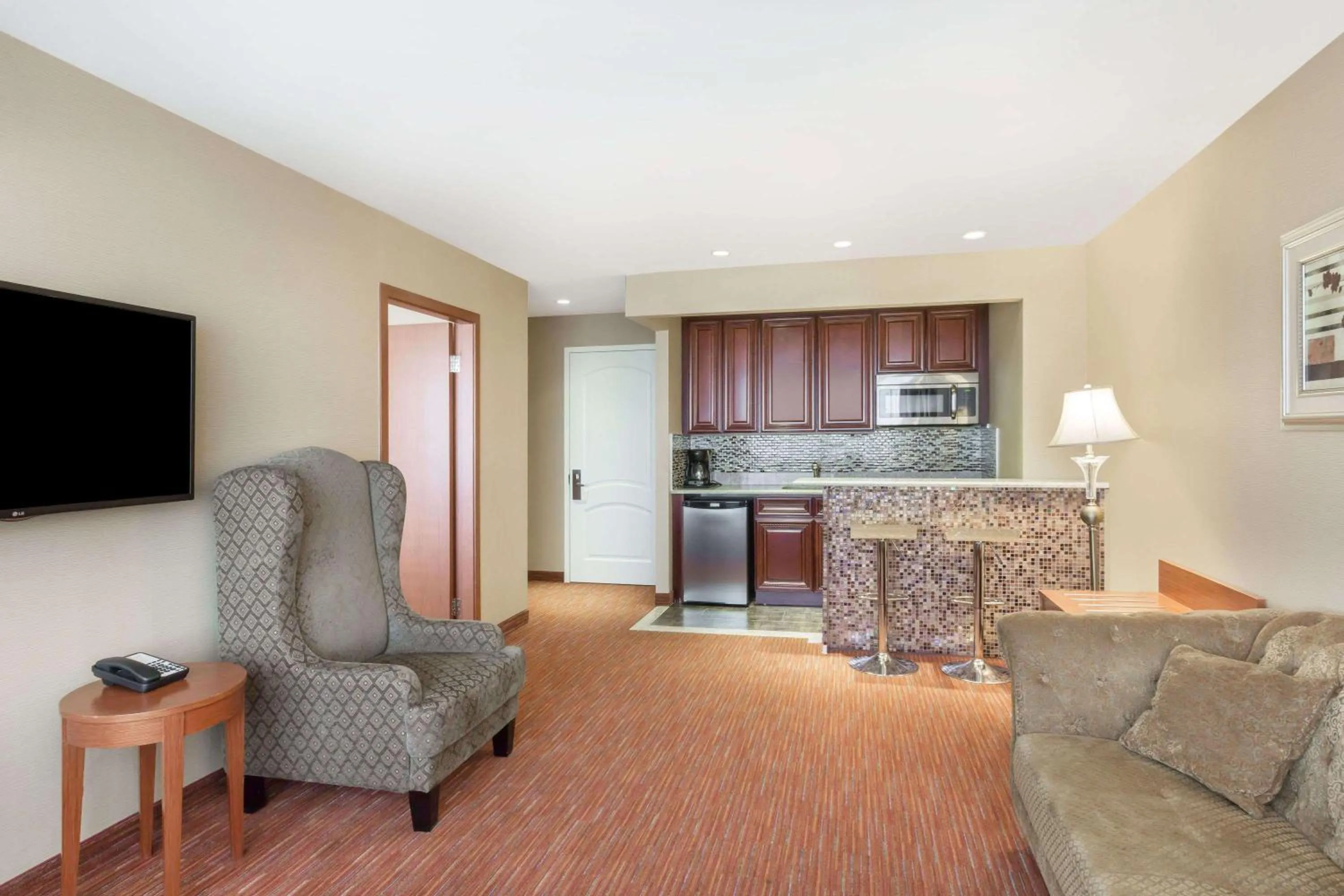 Deluxe Queen Suite - Accessible in Ramada by Wyndham Flushing Queens