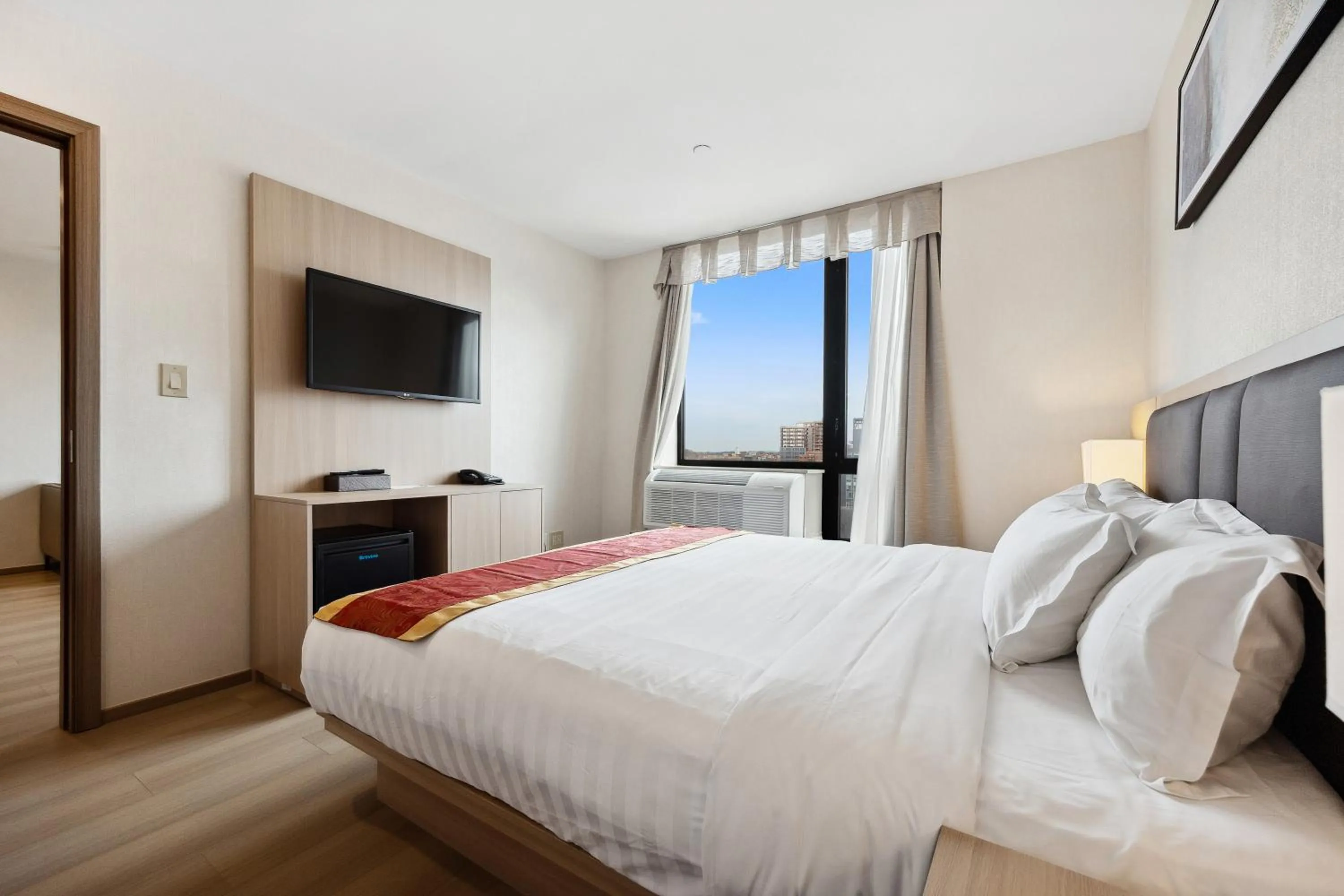 Bedroom, Bed in Ramada by Wyndham Flushing Queens