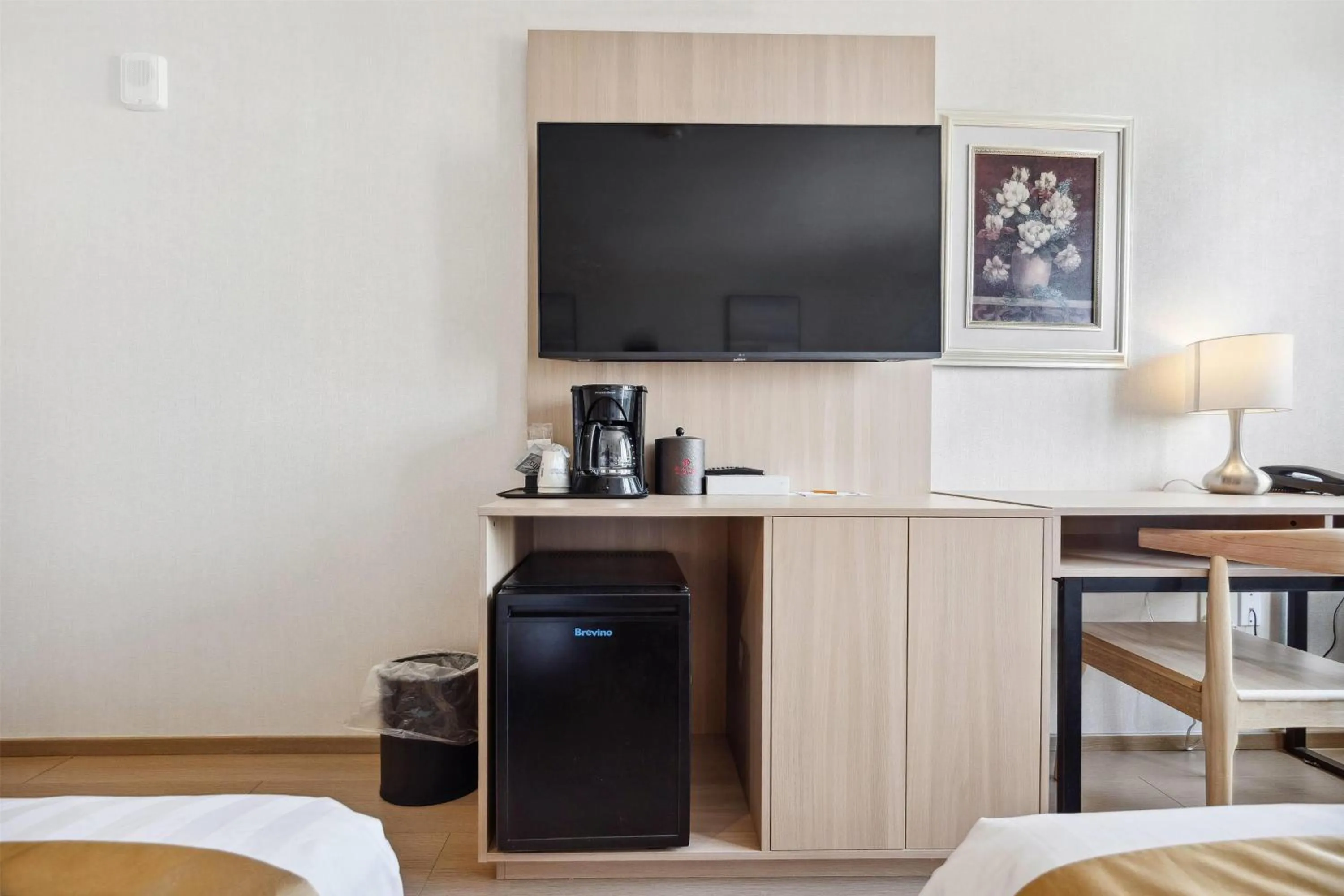 Photo of the whole room, Bed in Ramada by Wyndham Flushing Queens