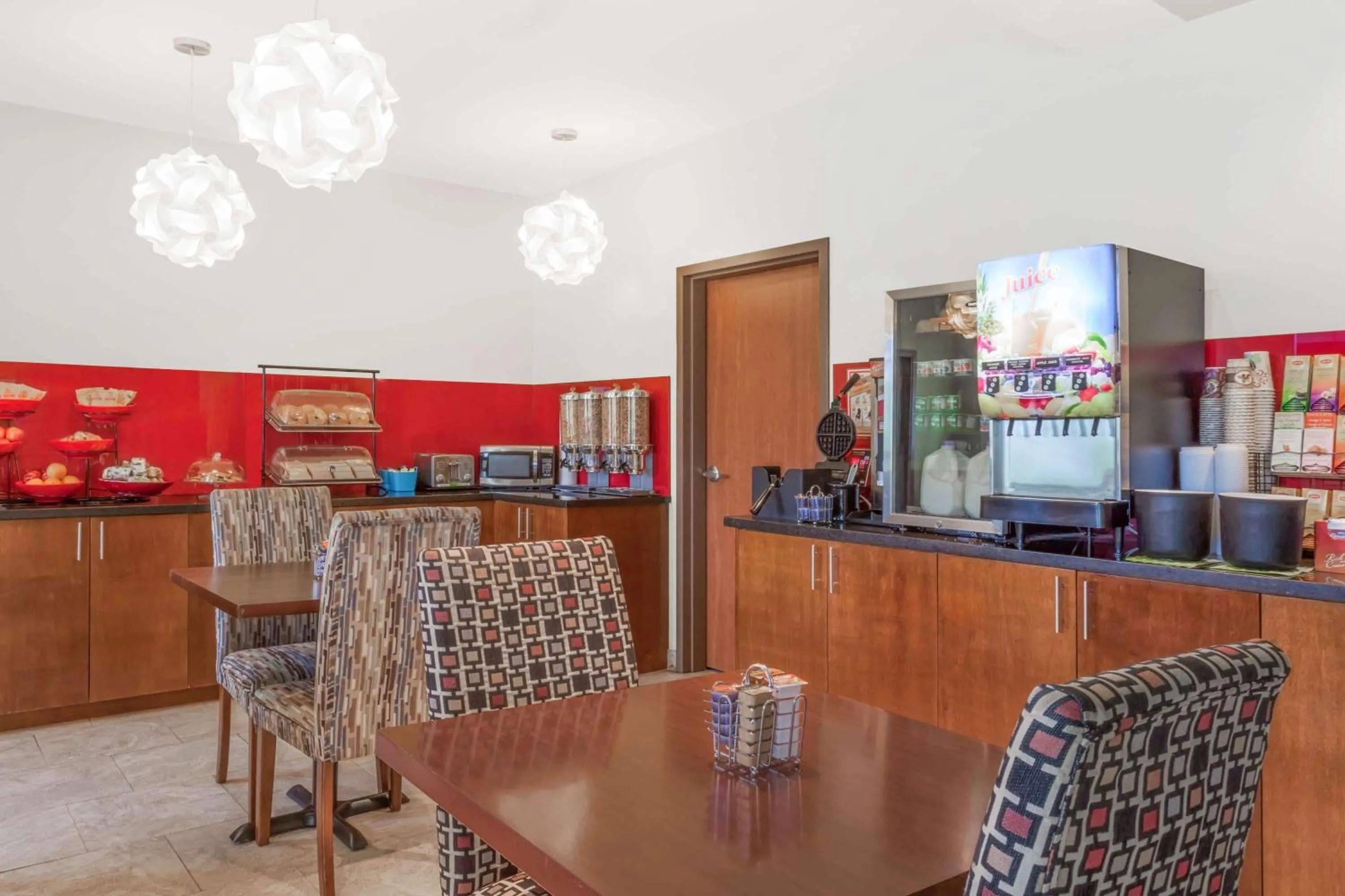 Restaurant/places to eat in Ramada by Wyndham Carlyle