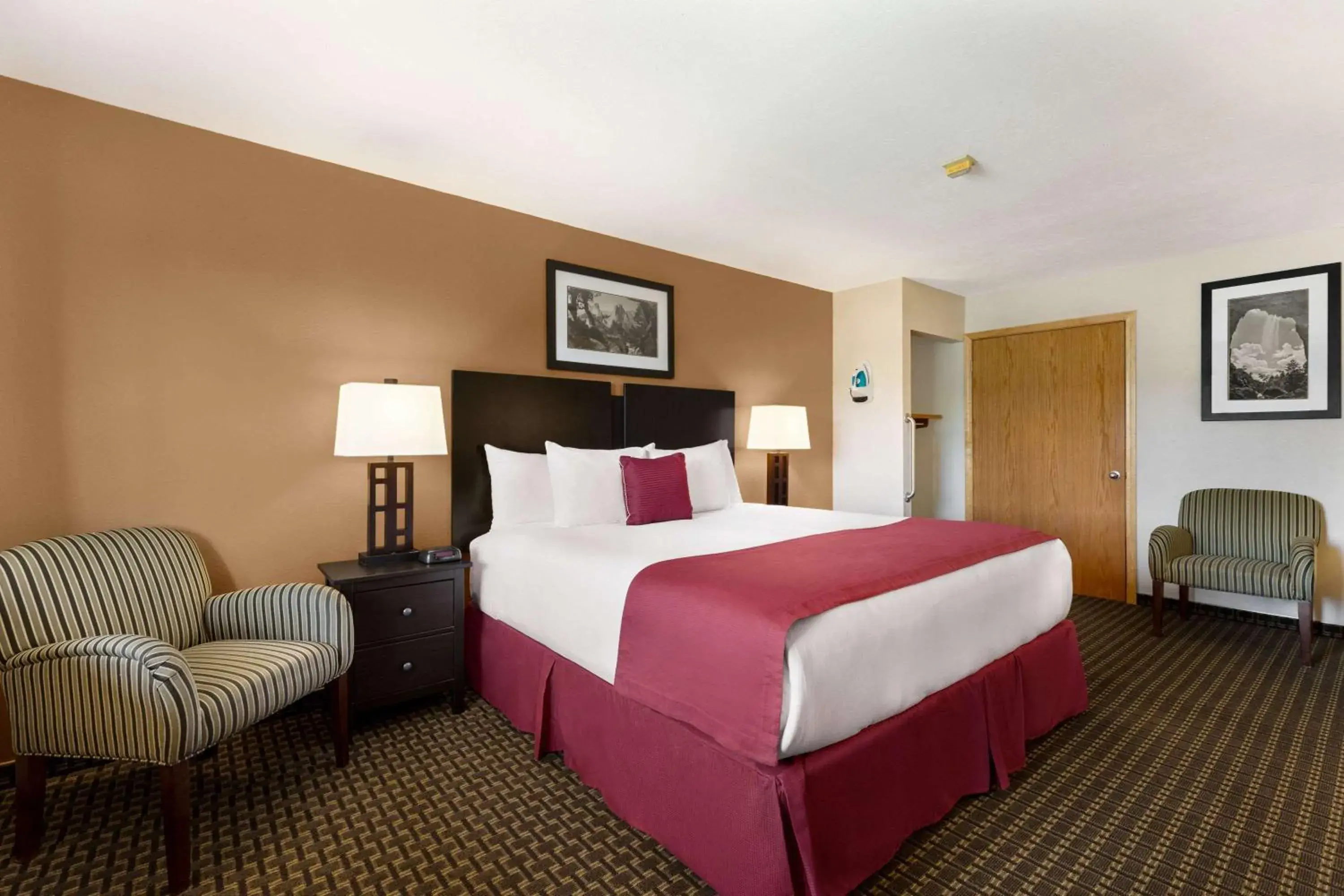 King Room with Bath Tub - Mobility Accessible/Non-Smoking in Baymont by Wyndham Cortez King Room with Bath Tub - Mobility Accessible/Non-Smoking in Baymont by Wyndham Cortez