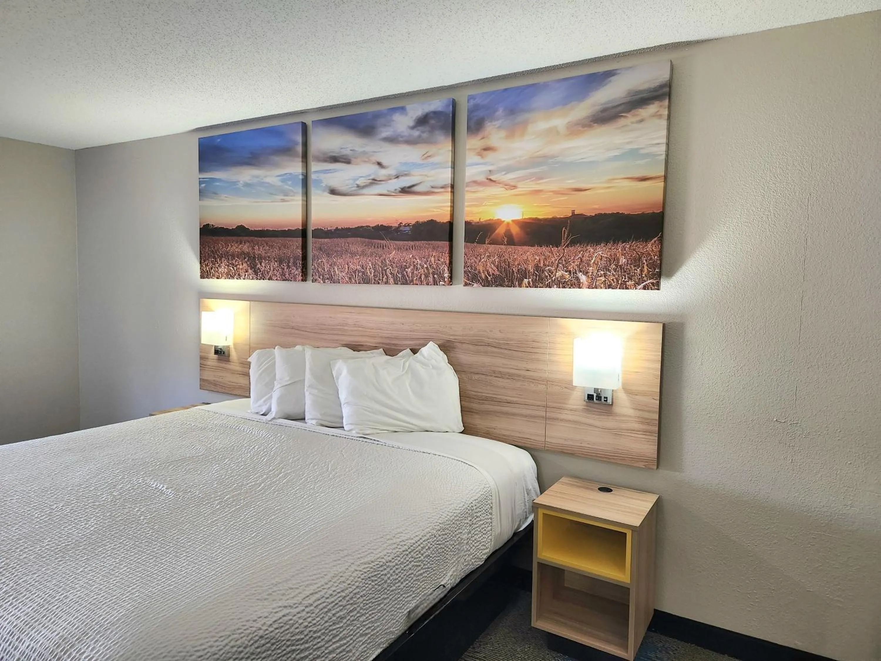 Bedroom, Bed in Days Inn & Suites by Wyndham New Iberia