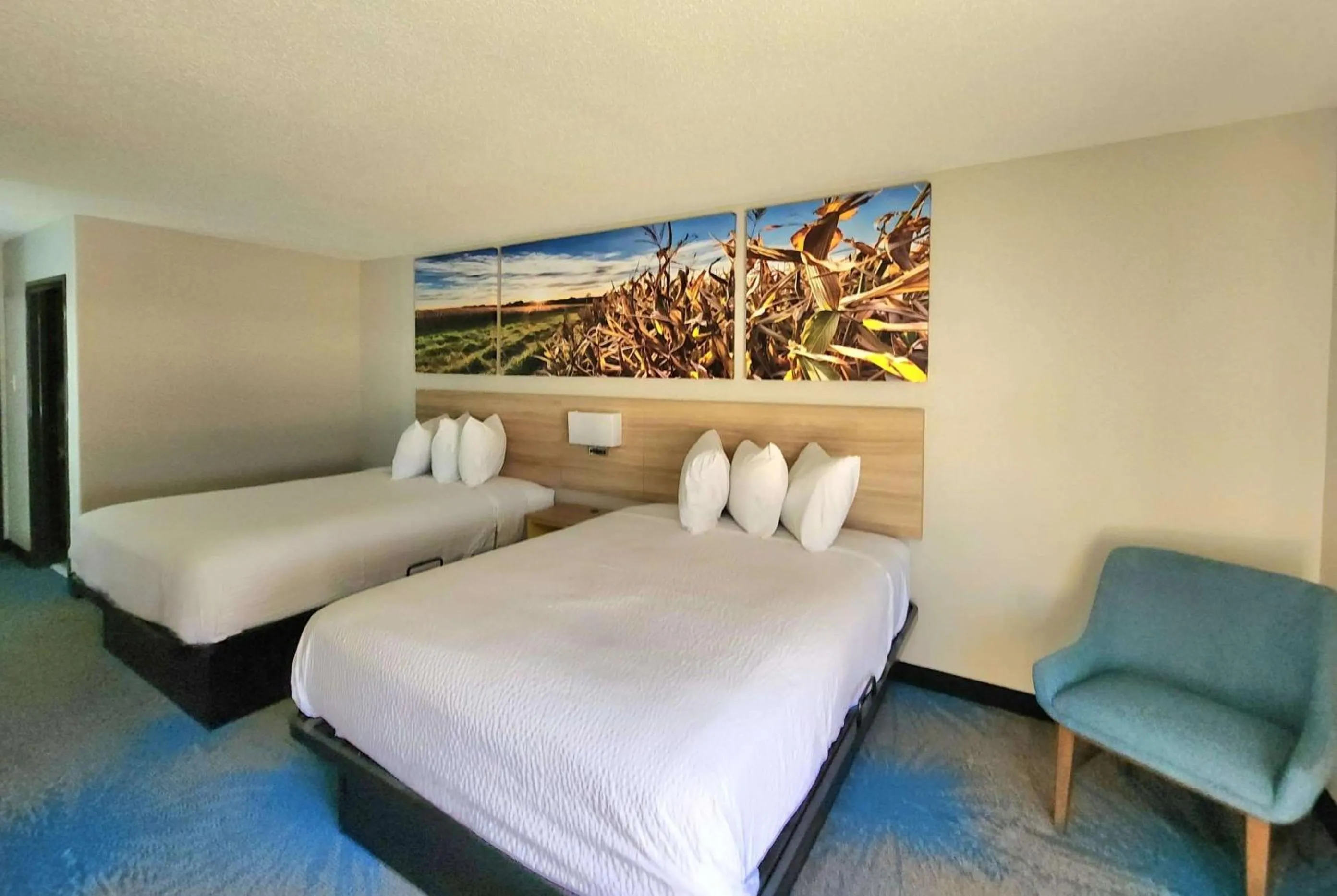 Photo of the whole room, Bed in Days Inn & Suites by Wyndham New Iberia