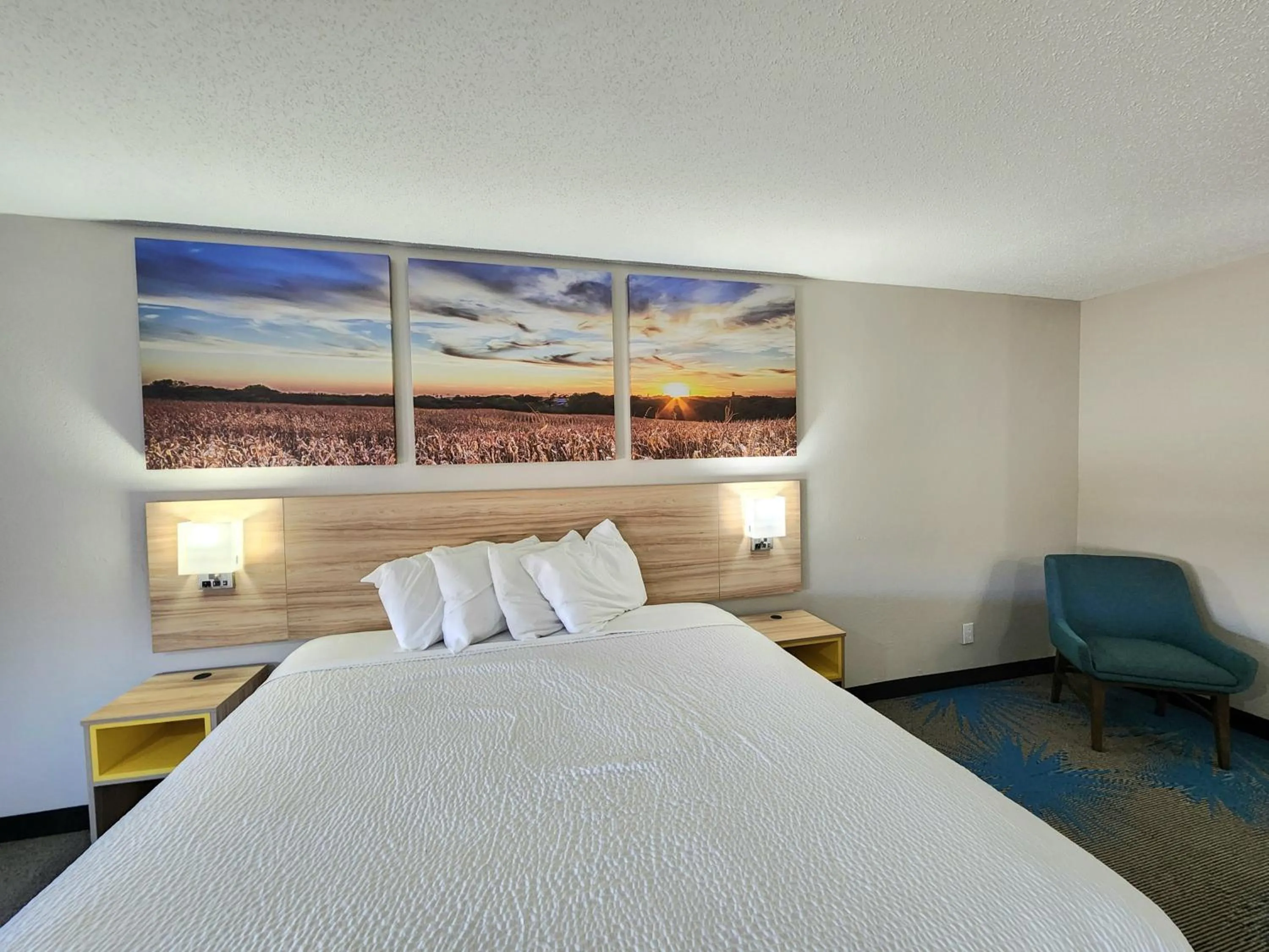 Bedroom, Bed in Days Inn & Suites by Wyndham New Iberia
