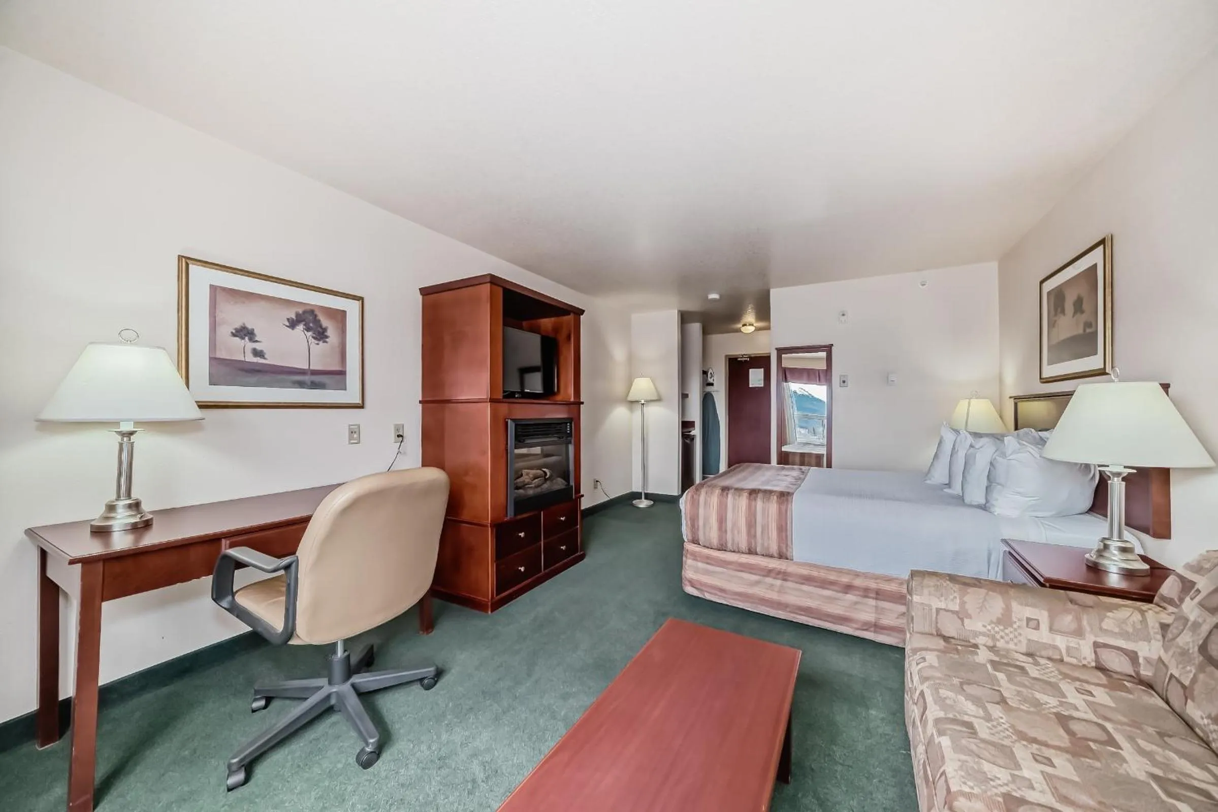 Bedroom, Bed in Grande Cache Inn & Suites