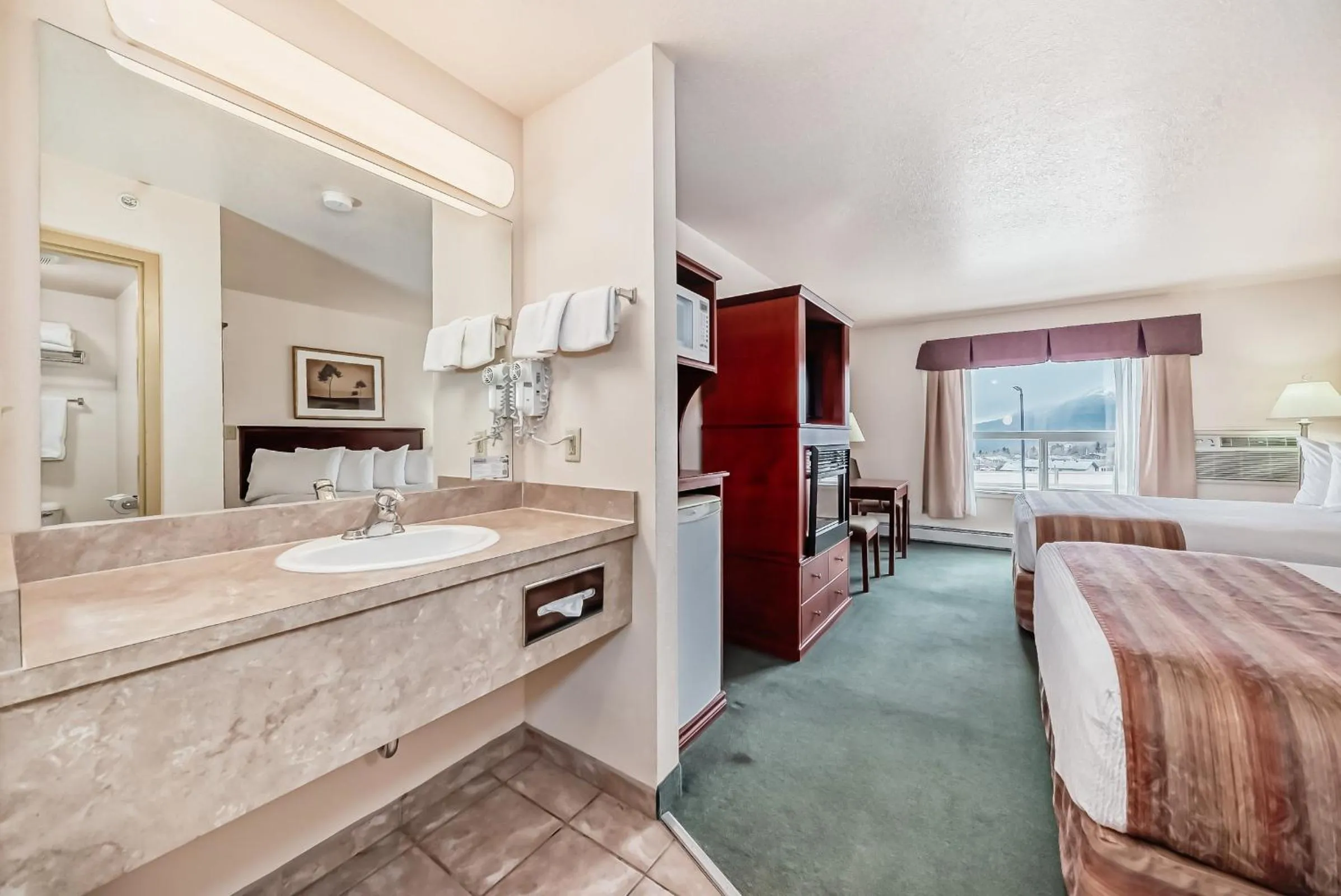 Bedroom, Bed in Grande Cache Inn & Suites