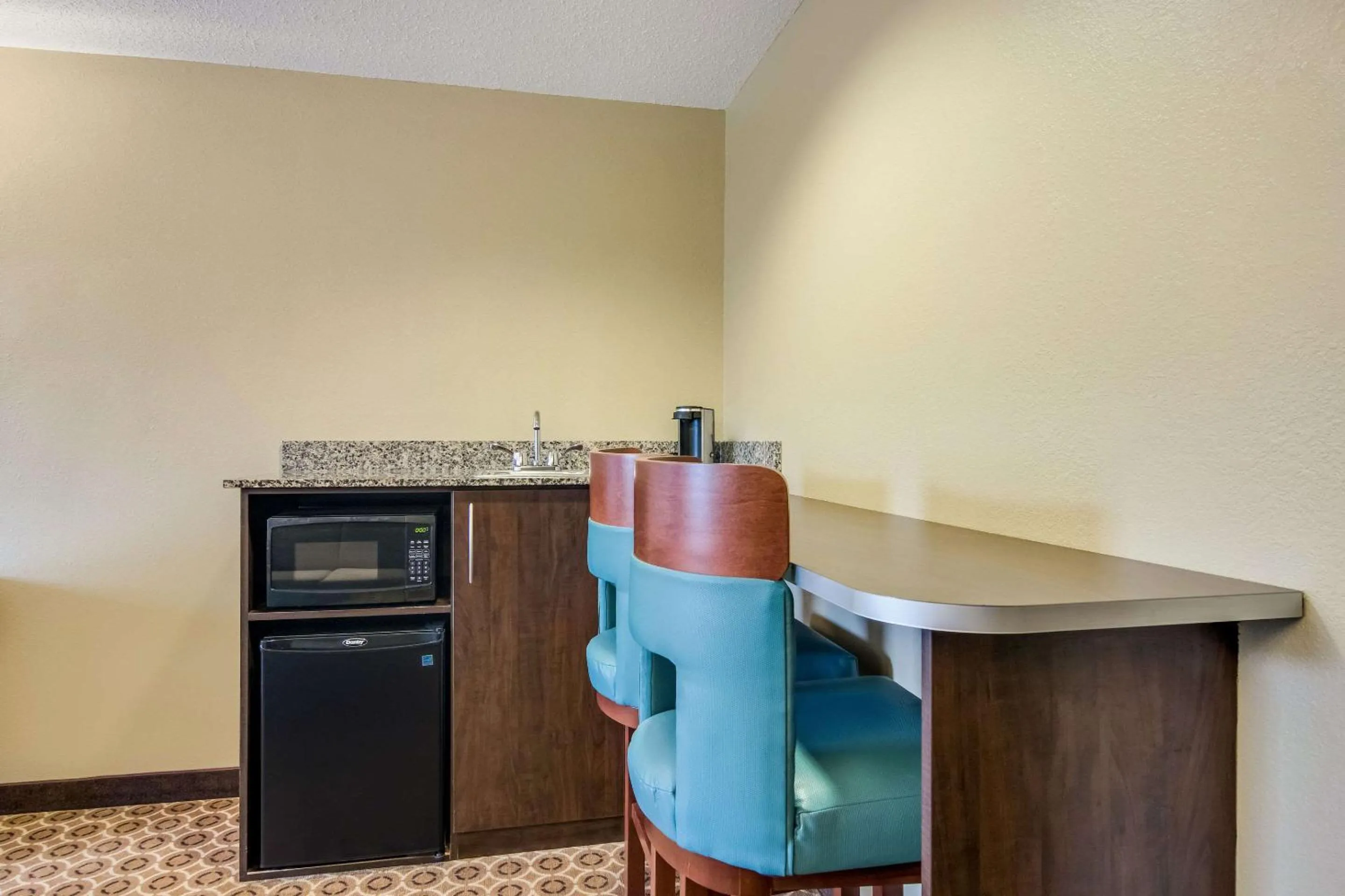 Photo of the whole room in Sleep Inn & Suites Steubenville at the University