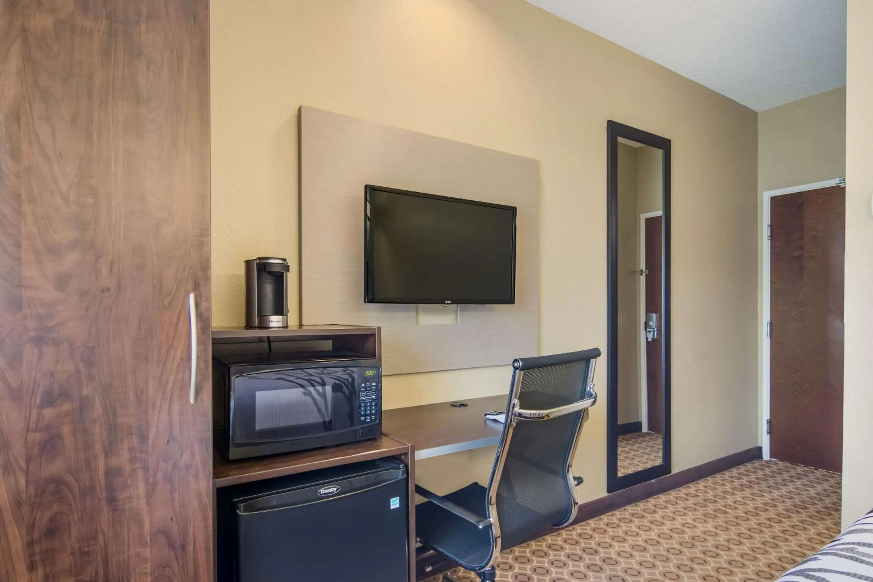 Bedroom, TV/Entertainment Center in Sleep Inn & Suites Steubenville at the University