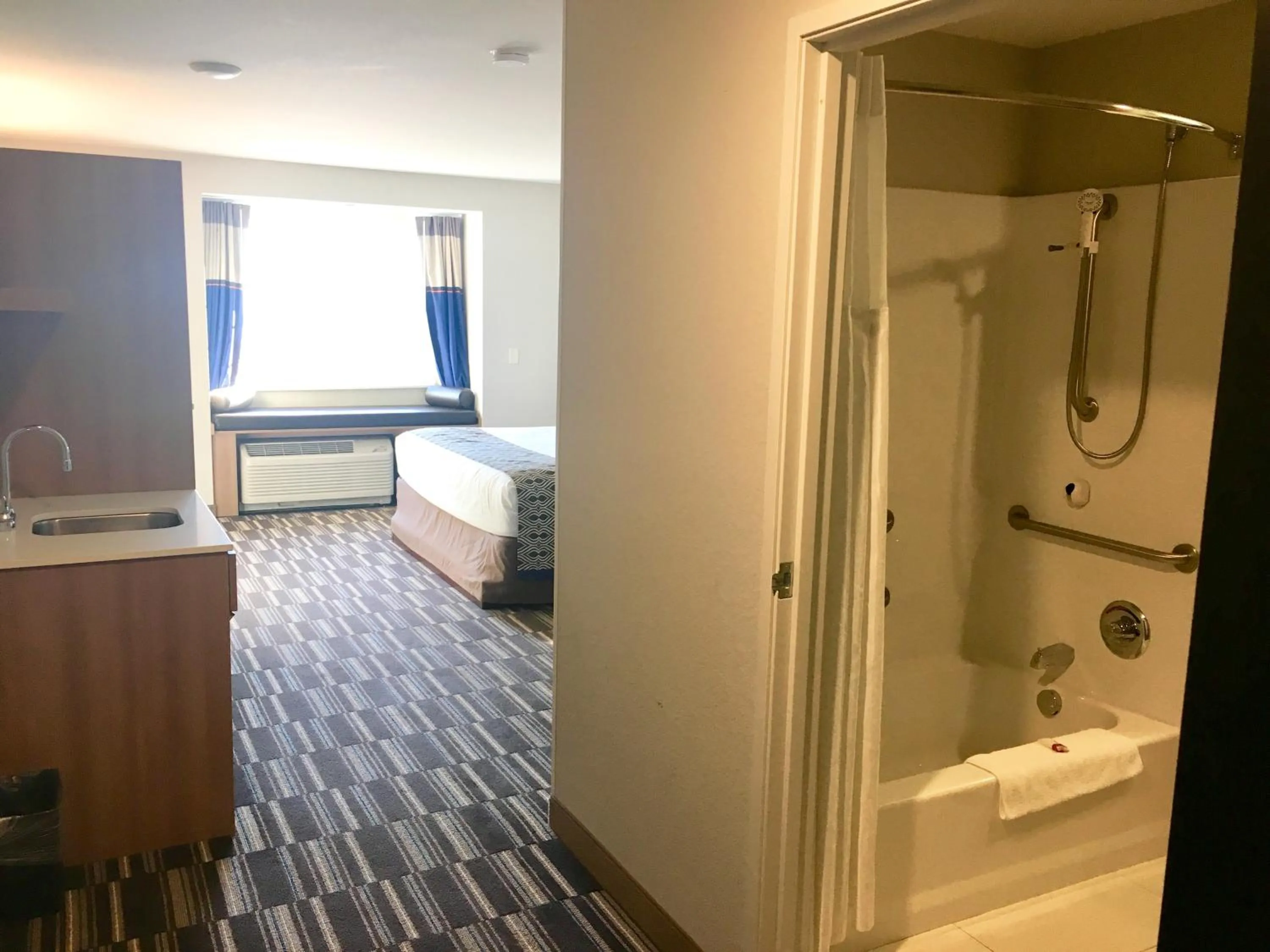 Photo of the whole room, Bed in Microtel Inn & Suites By Wyndham Moorhead Fargo Area