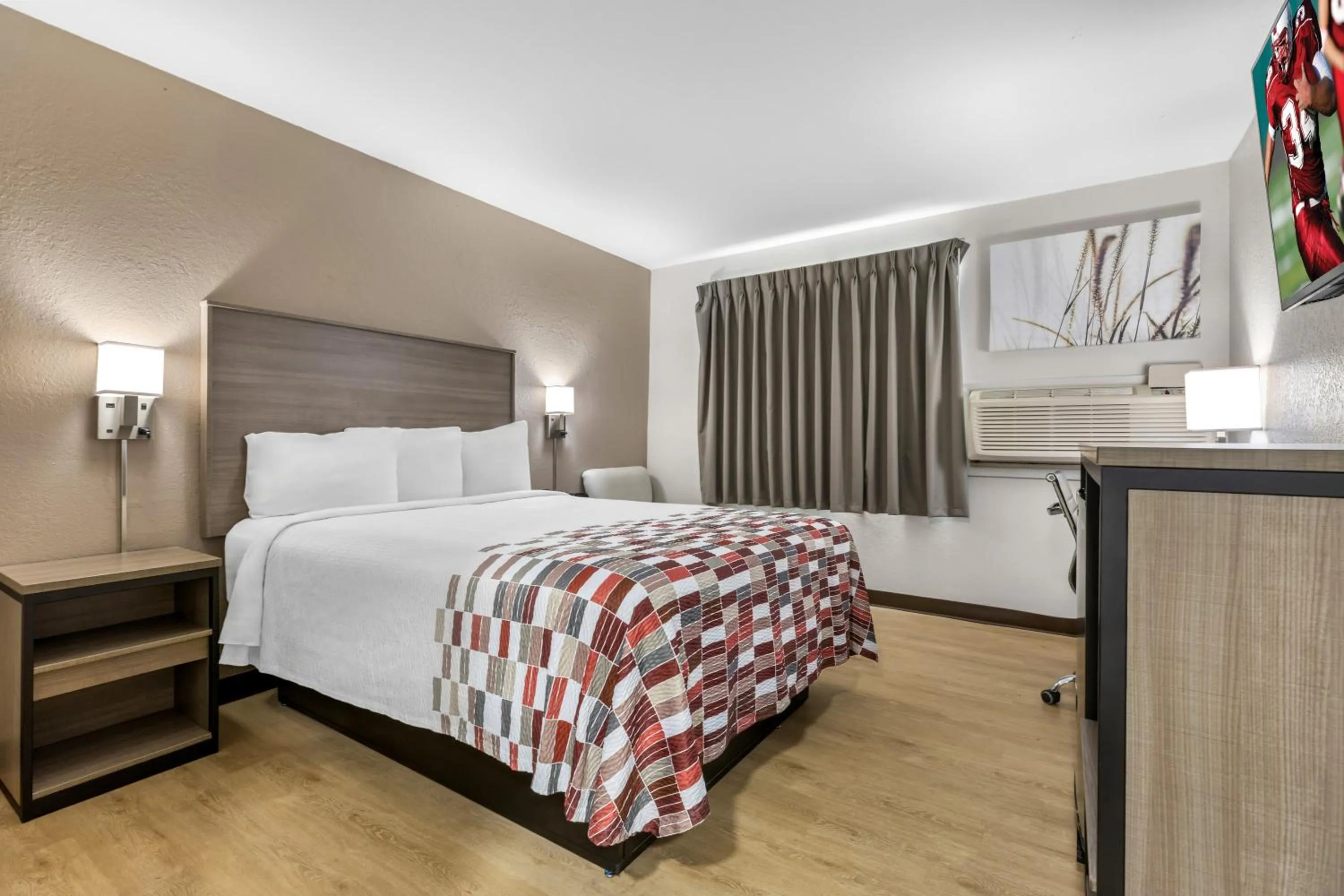 Photo of the whole room, Bed in Red Roof Inn Huntsville, AL