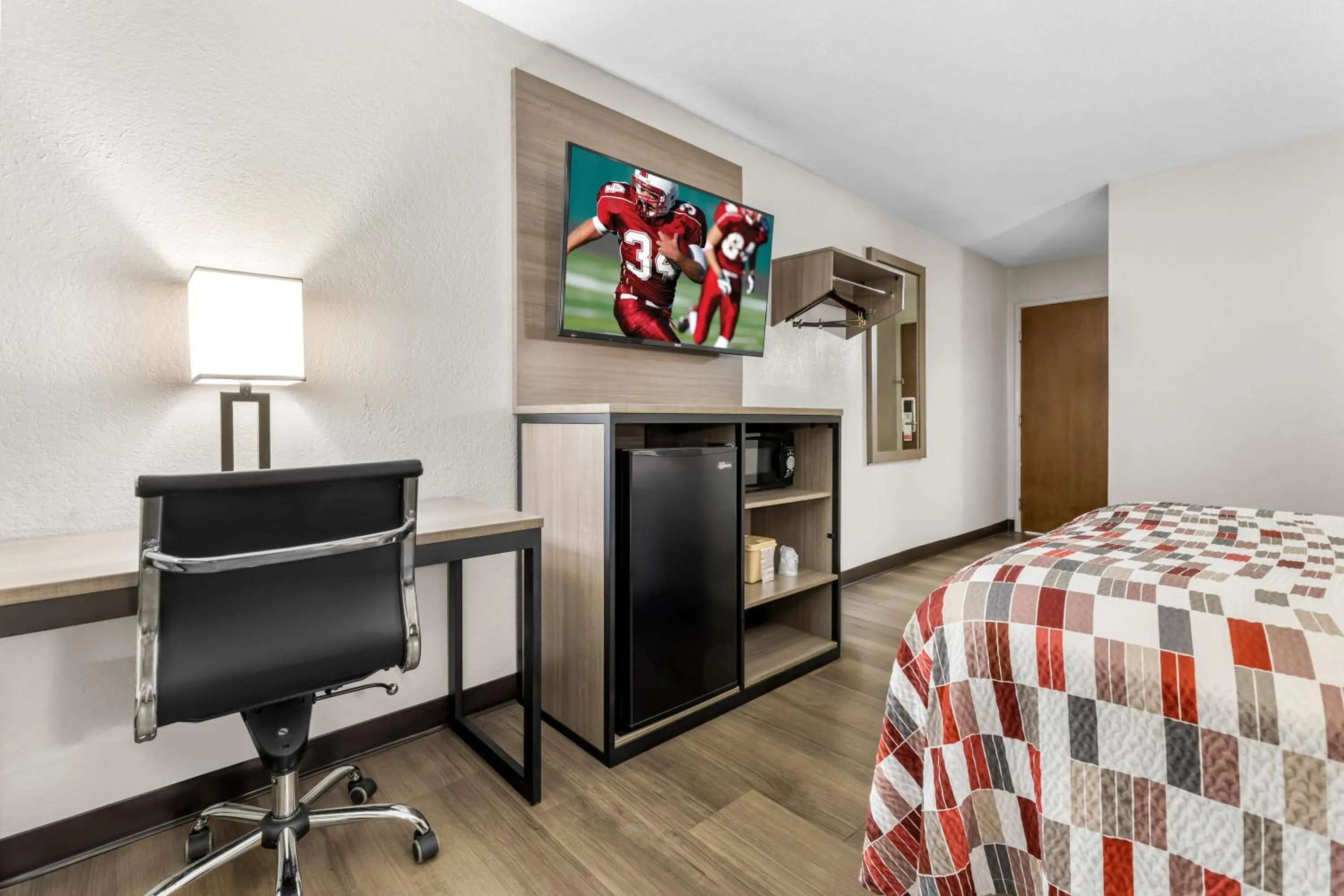 Photo of the whole room, Bed in Red Roof Inn Huntsville, AL