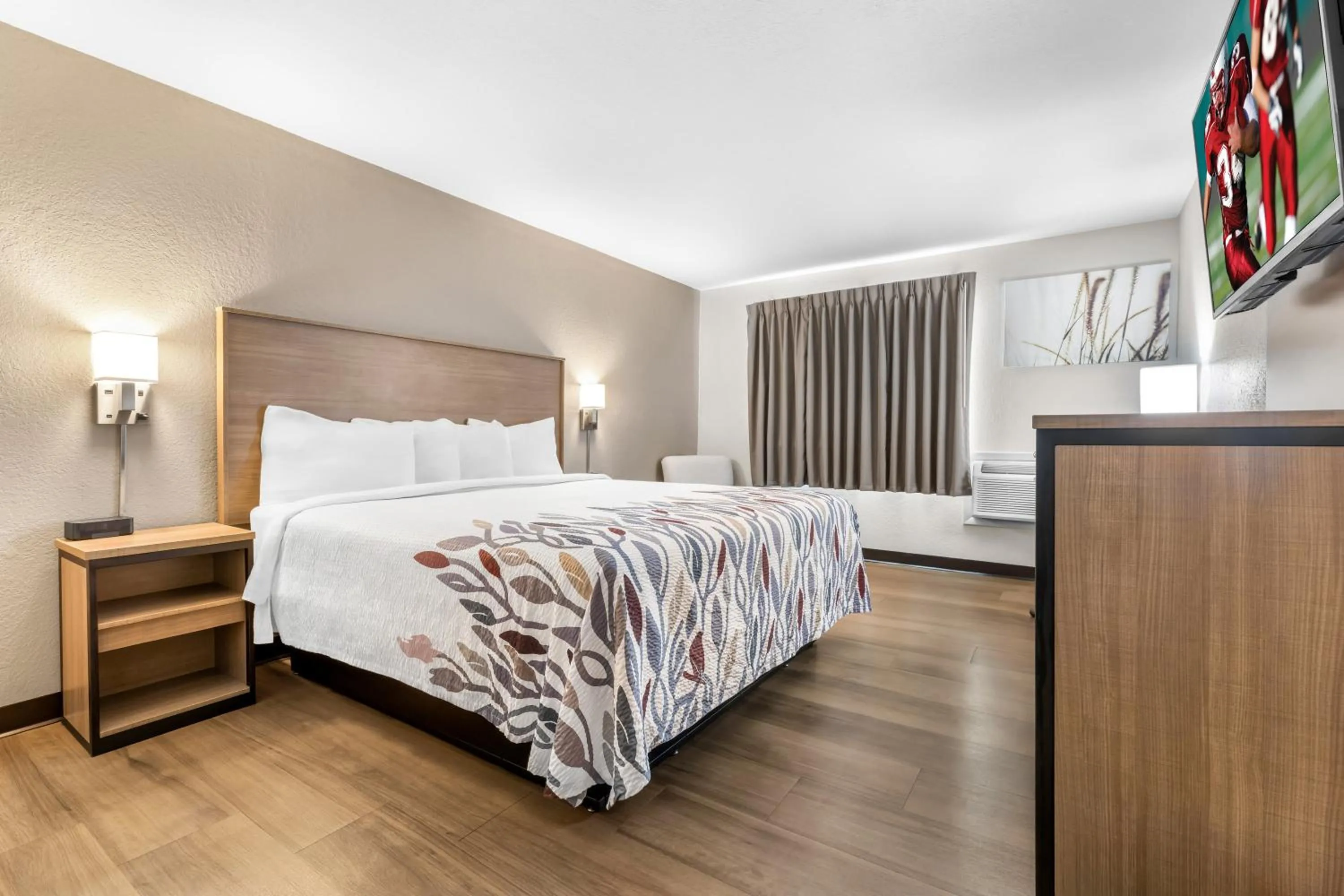 Photo of the whole room, Bed in Red Roof Inn Huntsville, AL