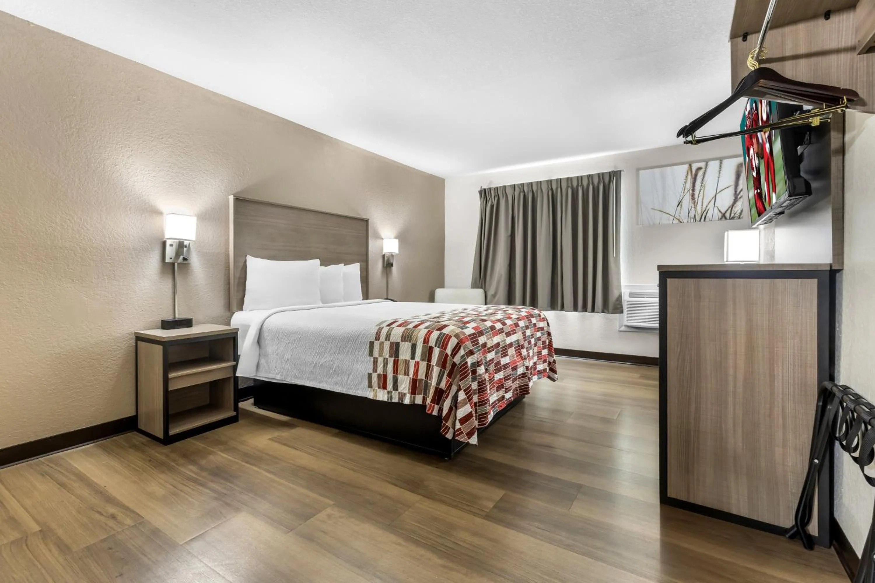 Photo of the whole room, Bed in Red Roof Inn Huntsville, AL