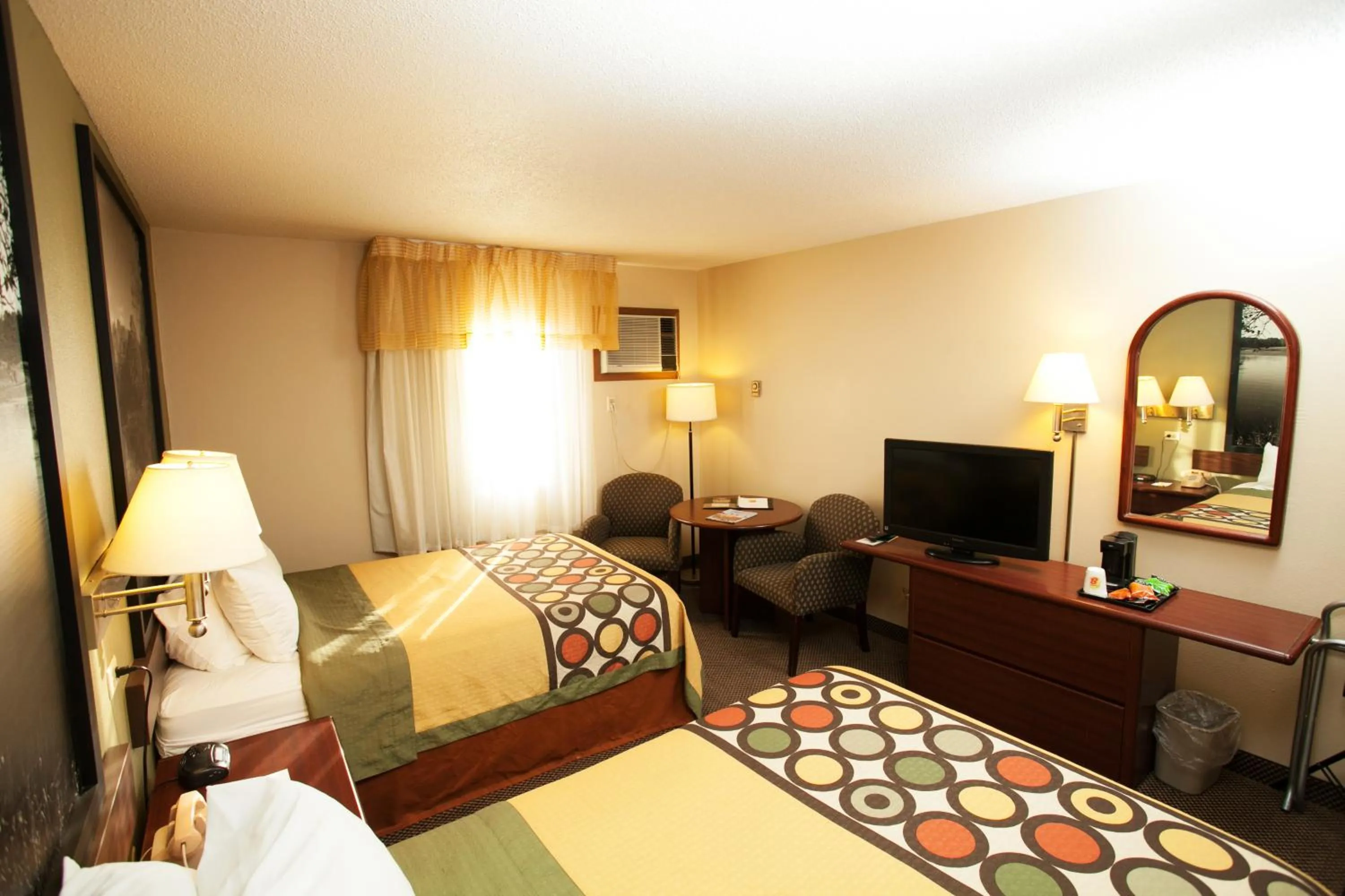 Photo of the whole room, Bed in Super 8 by Wyndham Fairmont