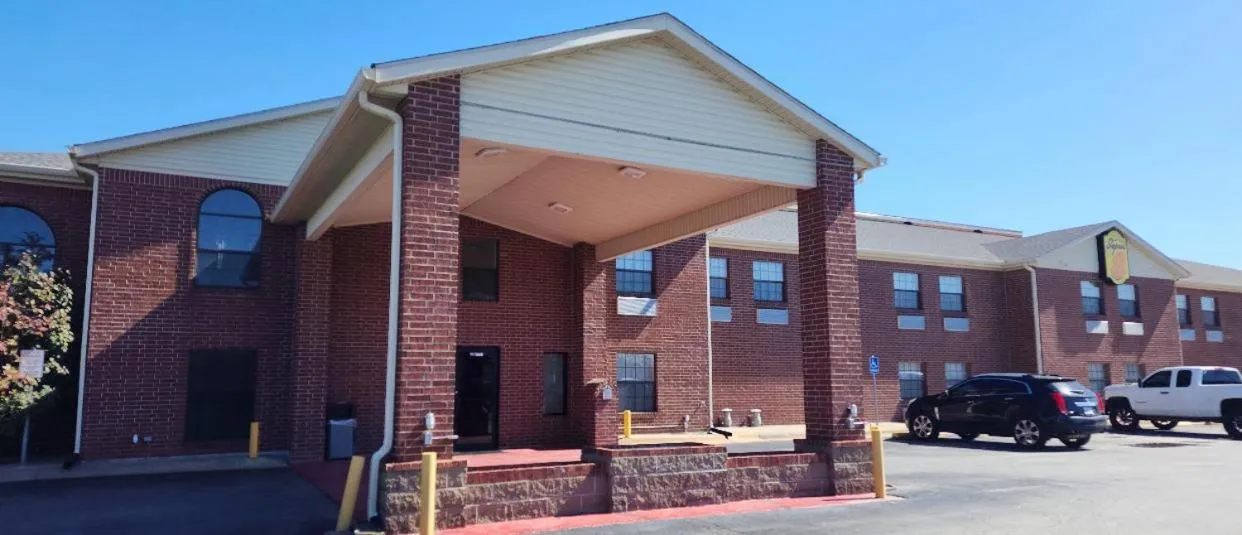 Super 8 by Wyndham White Hall