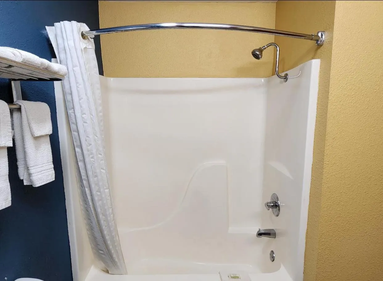 Super 8 by Wyndham White Hall