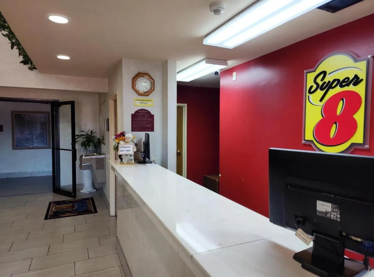 Lobby or reception in Super 8 by Wyndham White Hall