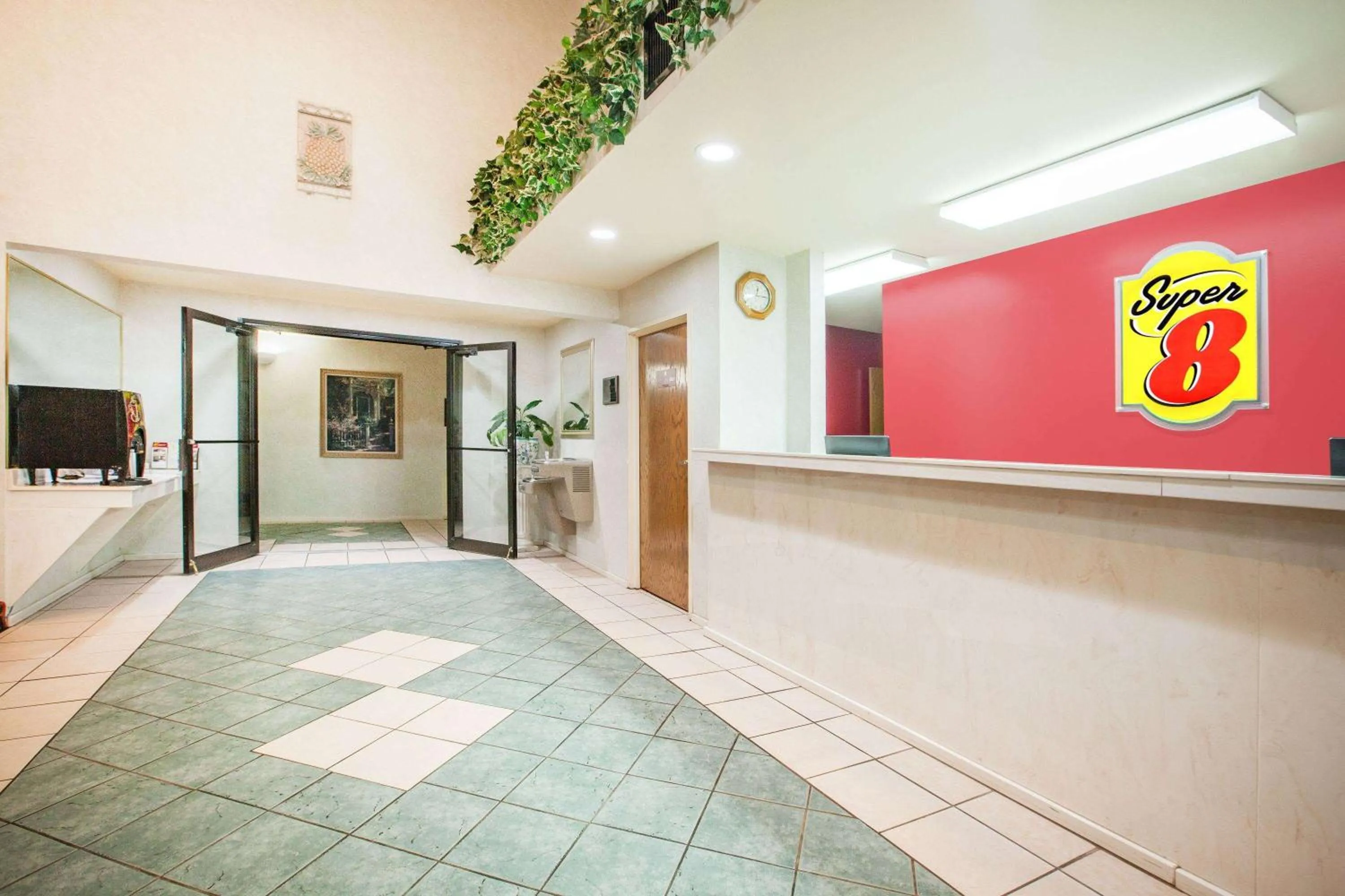 Lobby or reception in Super 8 by Wyndham White Hall