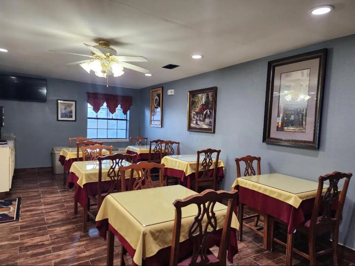 Restaurant/places to eat in Super 8 by Wyndham White Hall