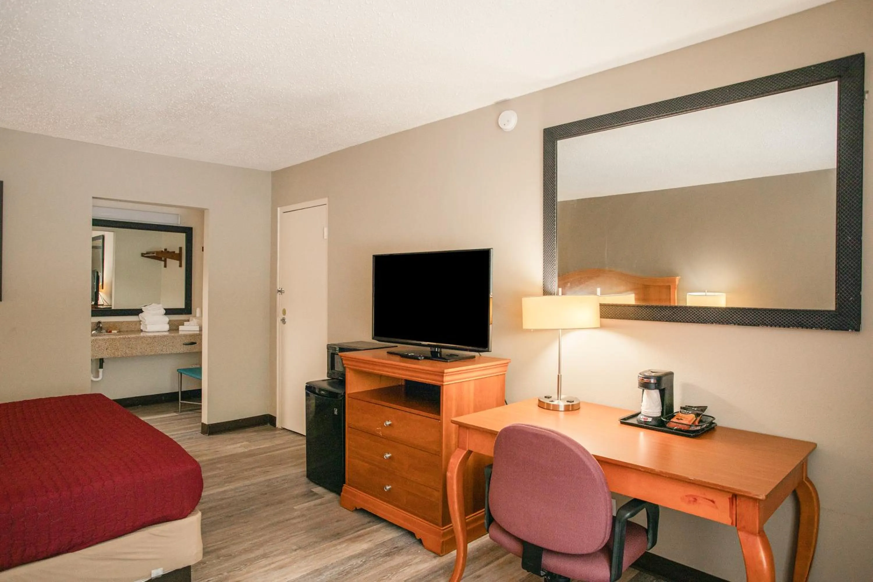 Bedroom, Bed in OYO hotel Greensboro east I 40