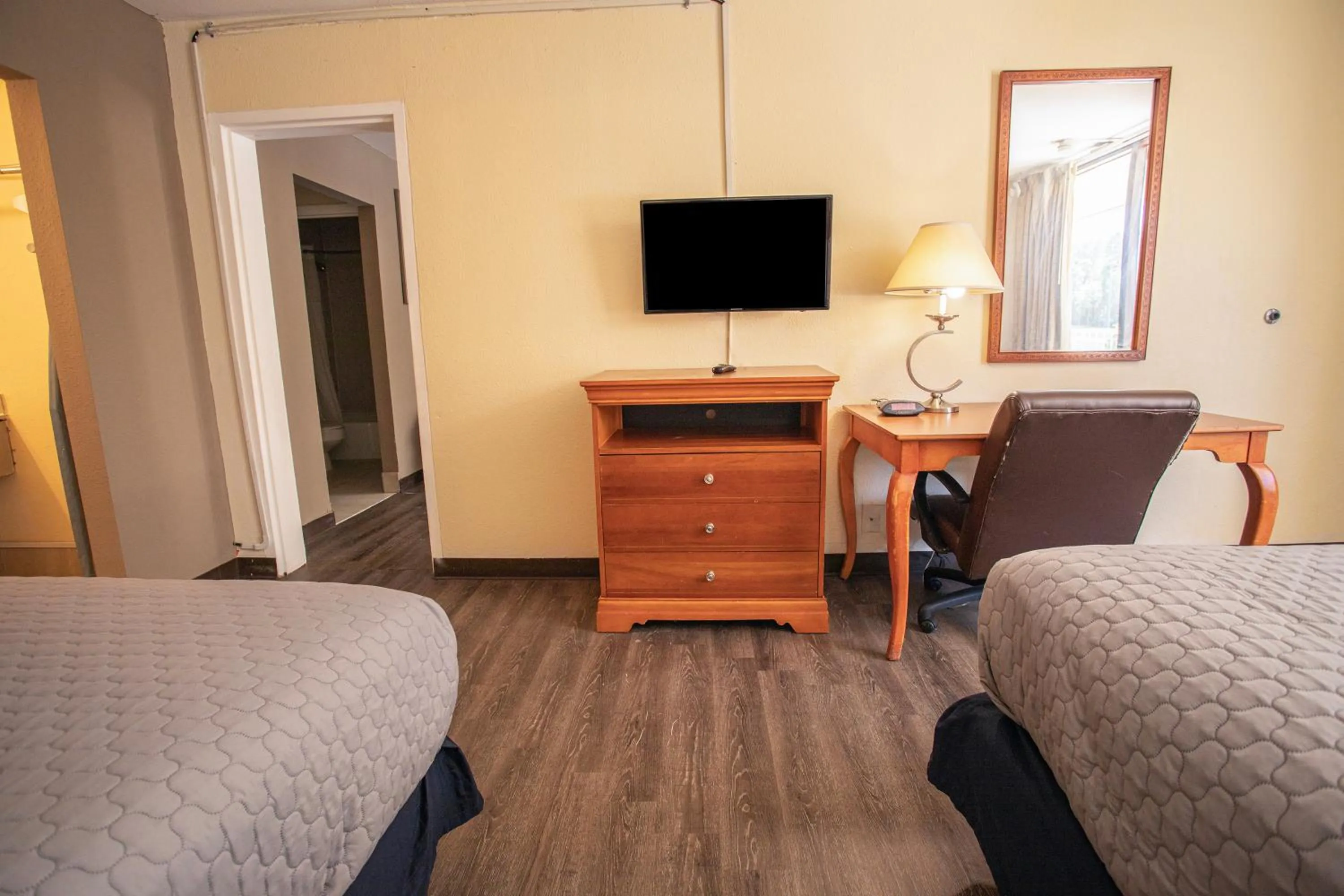 Bedroom, Bed in OYO hotel Greensboro east I 40