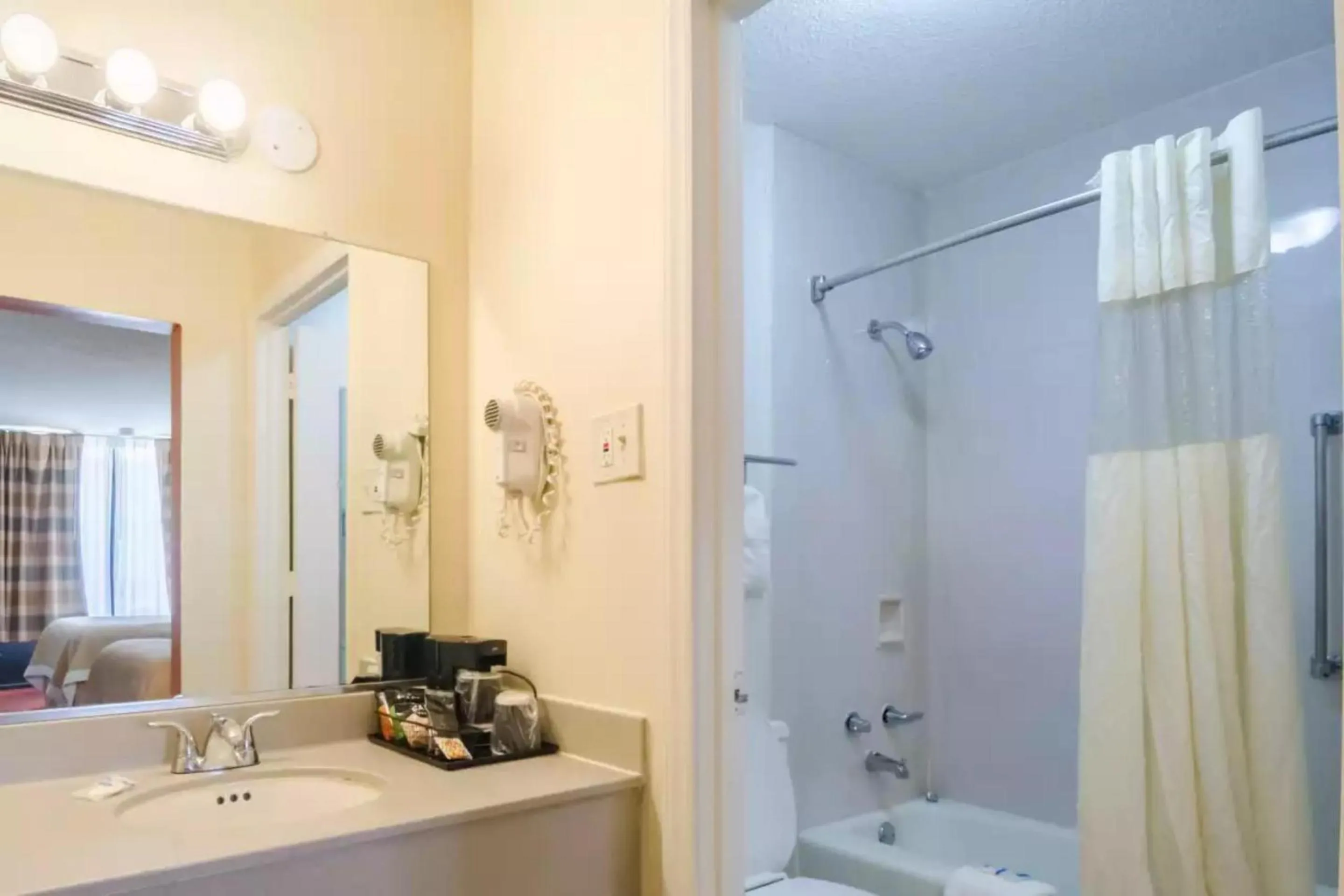 2 Full Bed Smoking in Rodeway Inn & Suites Greensboro Southeast