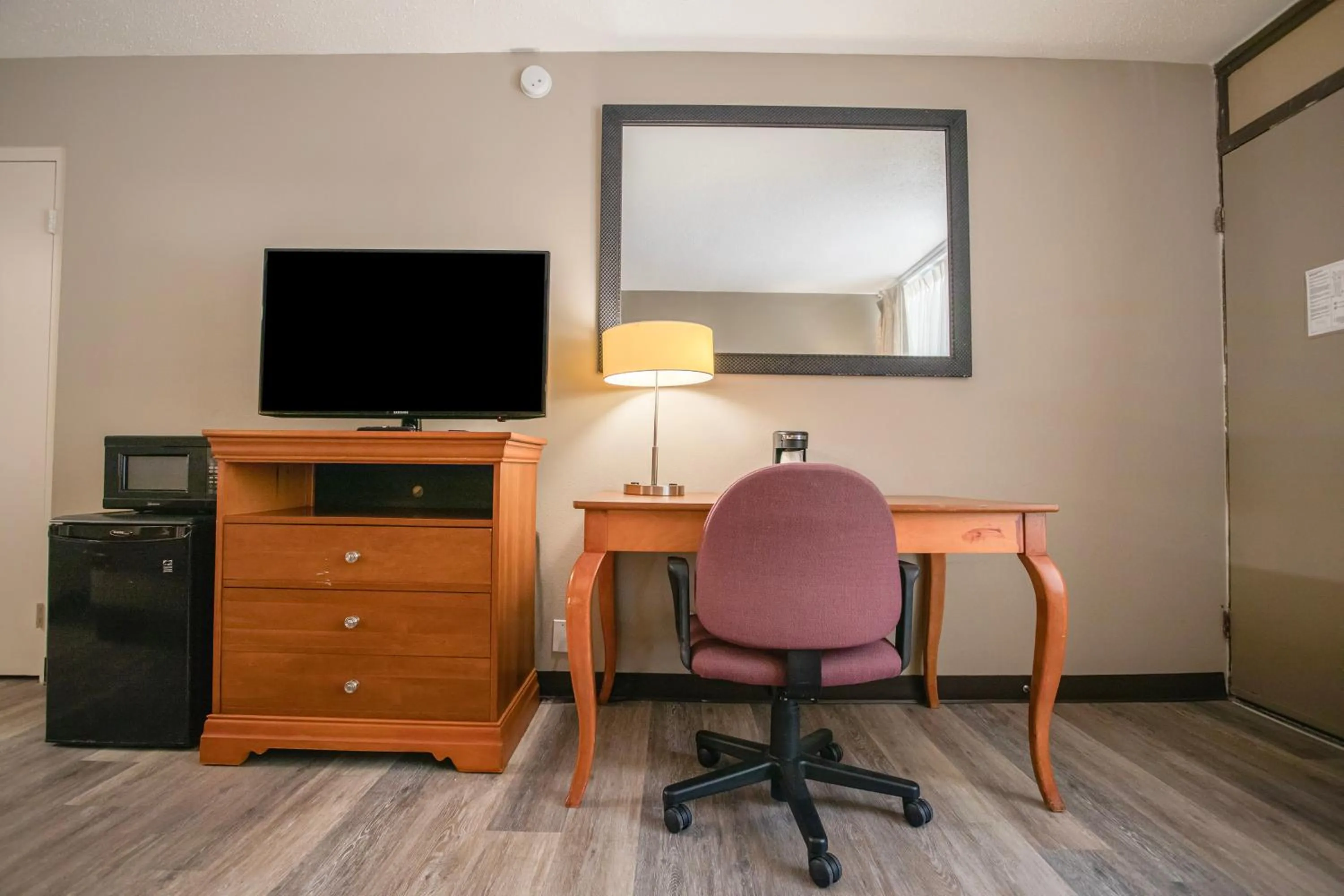 TV and multimedia in OYO hotel Greensboro east I 40