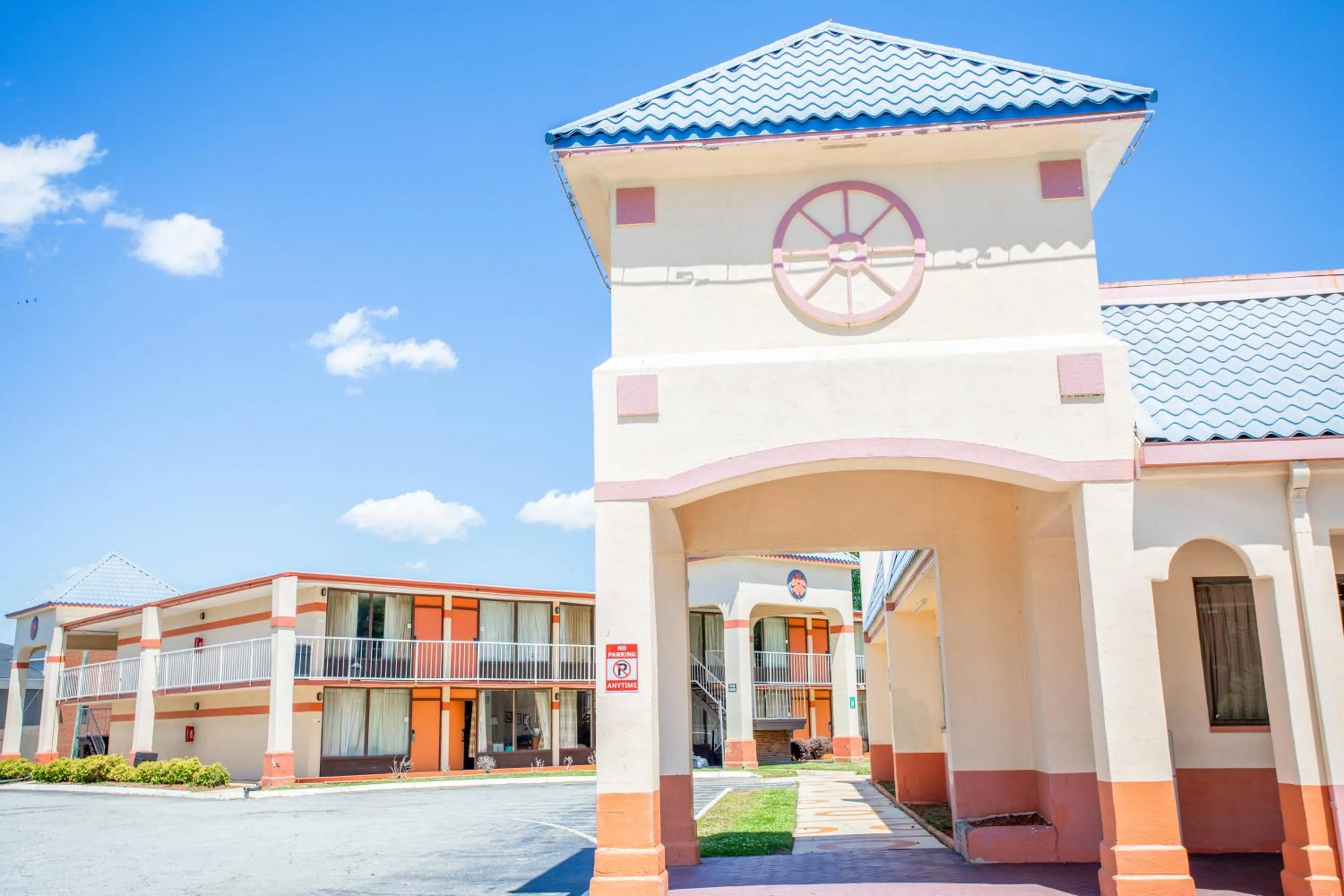 Facade/entrance in OYO hotel Greensboro east I 40