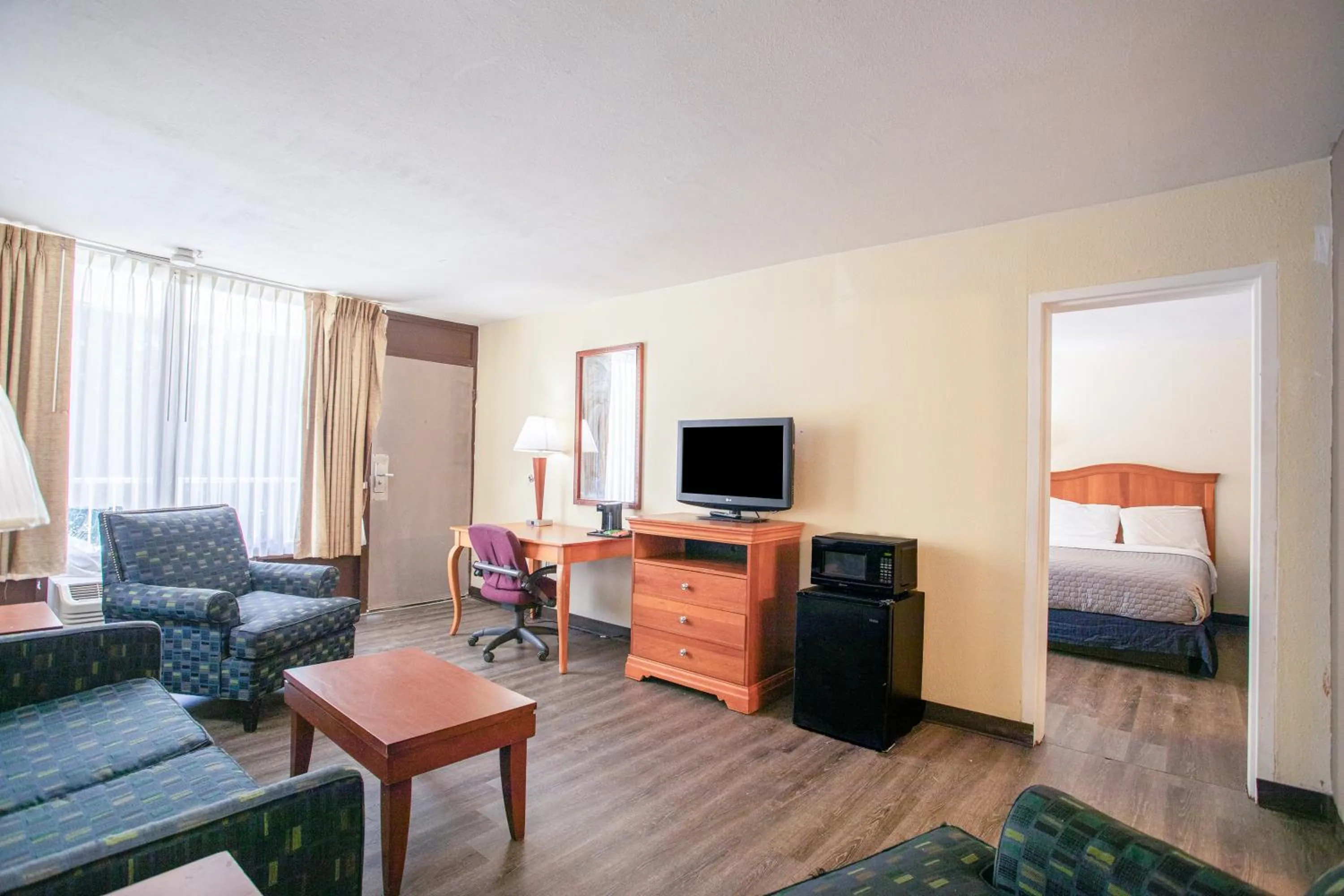 Bedroom, Bed in OYO hotel Greensboro east I 40