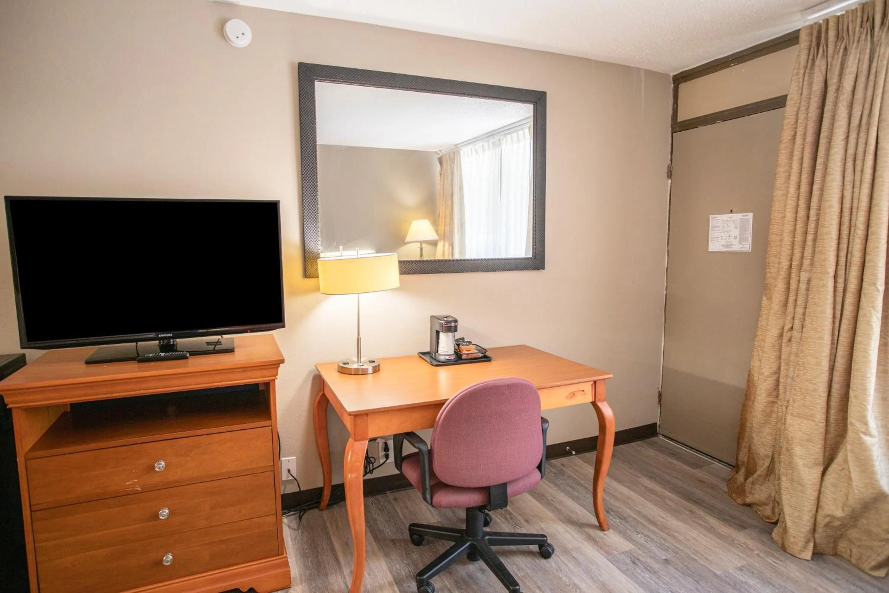 Bedroom in OYO hotel Greensboro east I 40