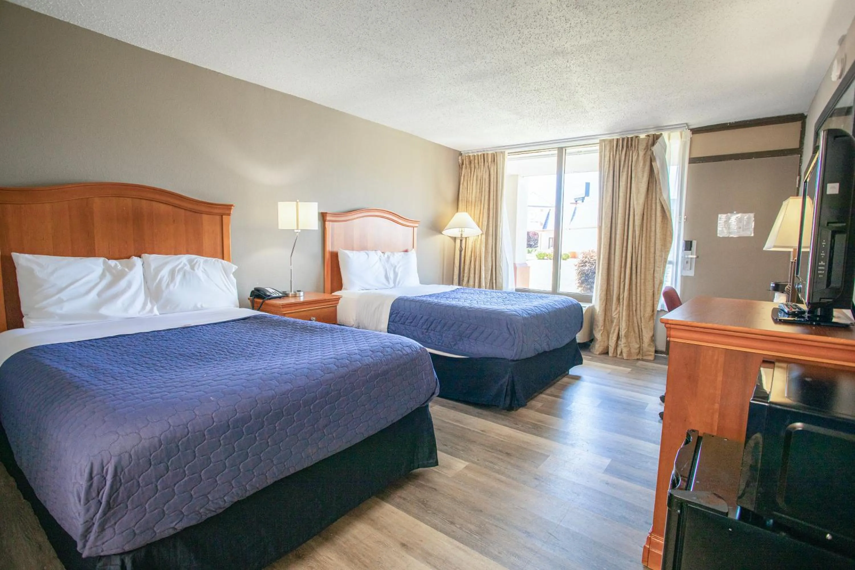 Bedroom, Bed in OYO hotel Greensboro east I 40