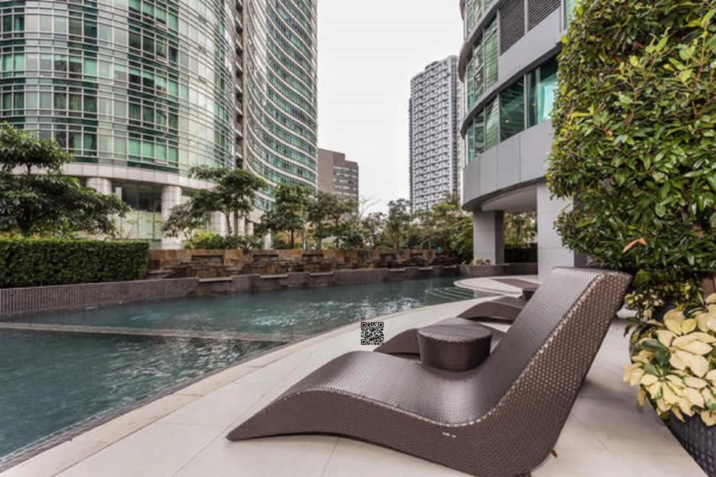 Swimming pool in Avant Apartments at The Fort