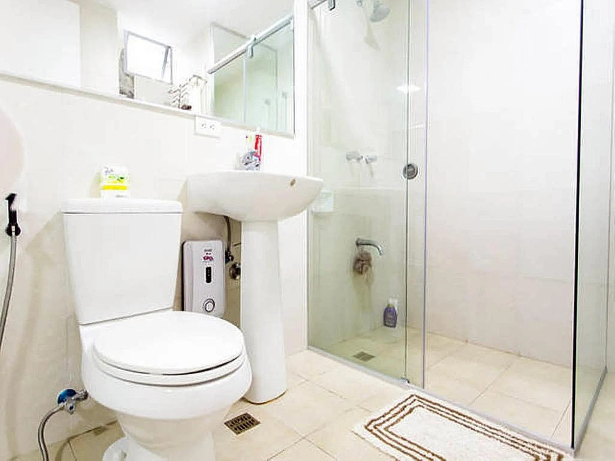 Shower in Avant Apartments at The Fort