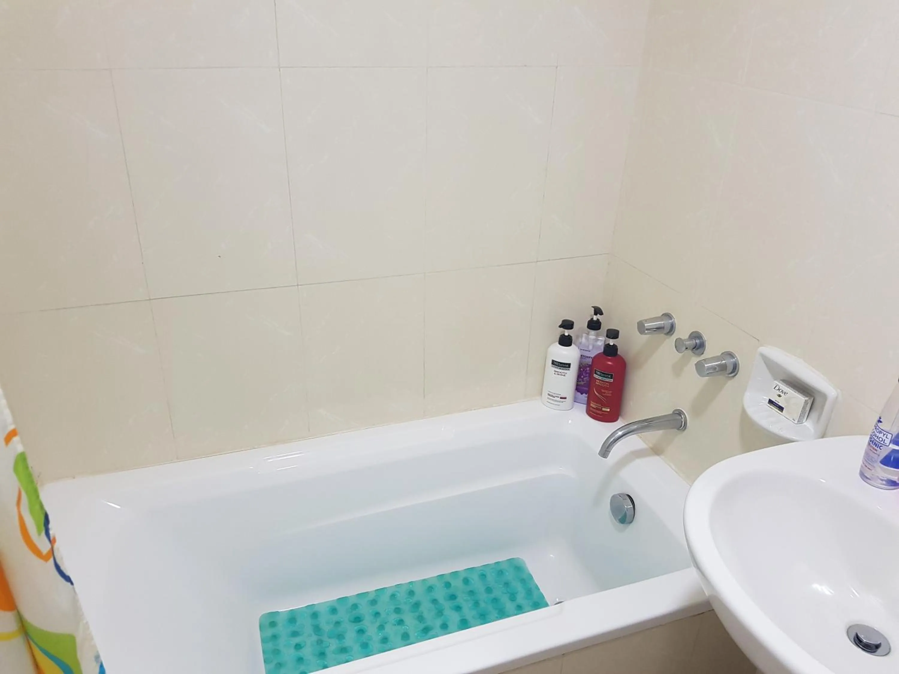 Shower in Avant Apartments at The Fort