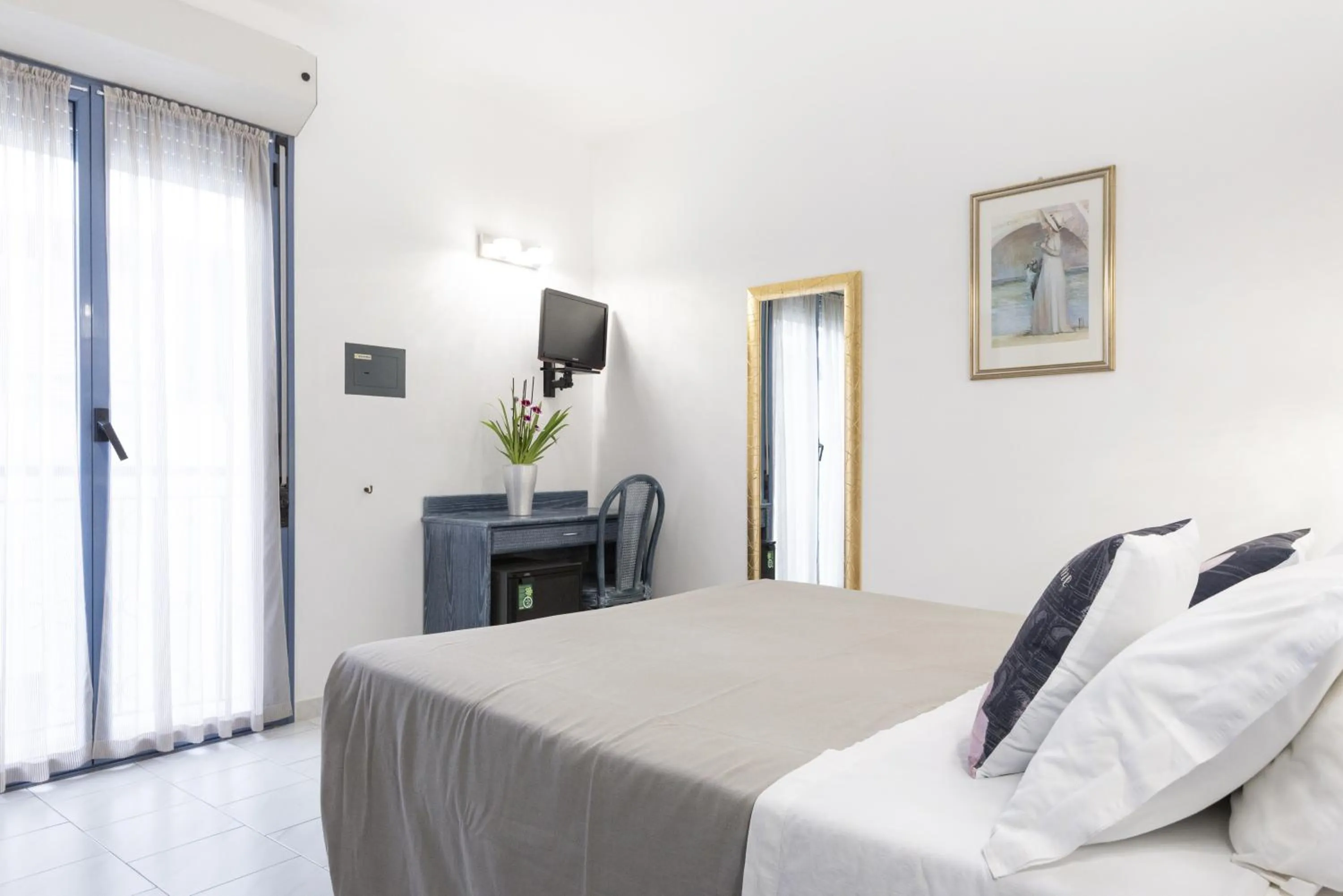 TV and multimedia in Royal Boutique Hotel