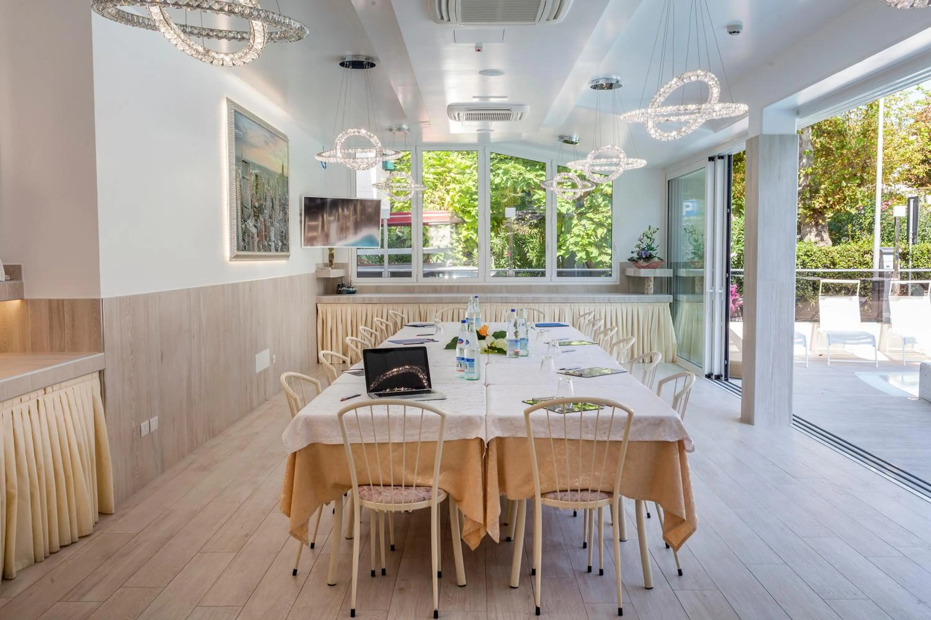 Restaurant/places to eat in Royal Boutique Hotel