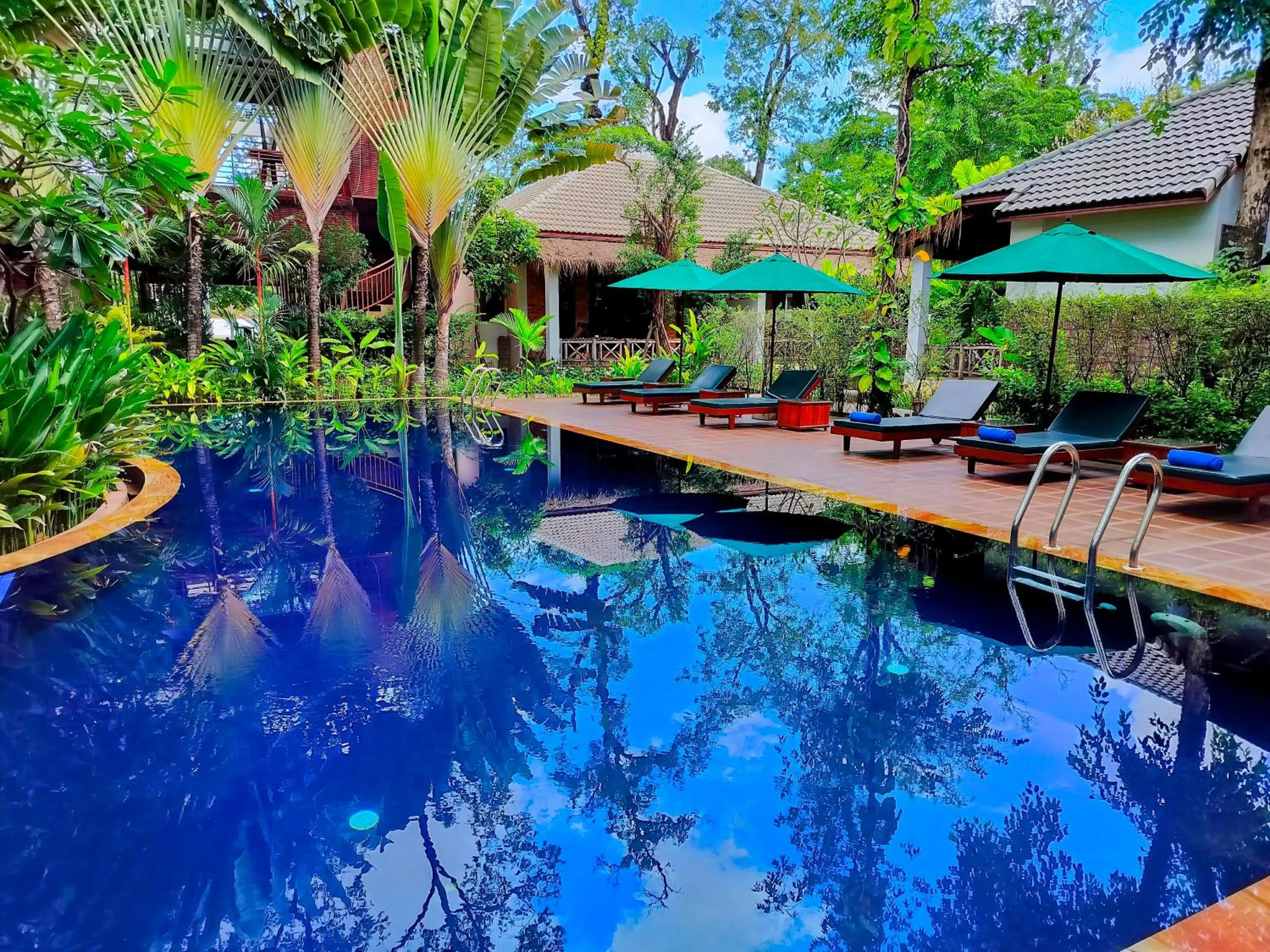 Swimming pool in La Rivière d' Angkor Resort
