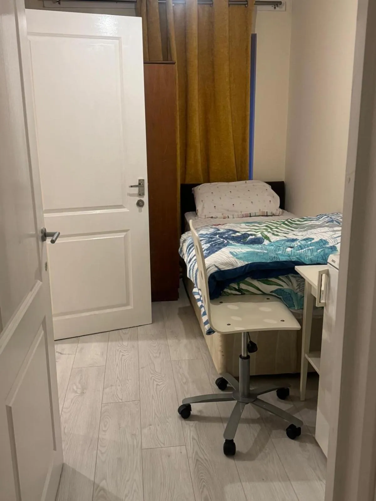 Photo of the whole room, Bed in Komegloba Mega room