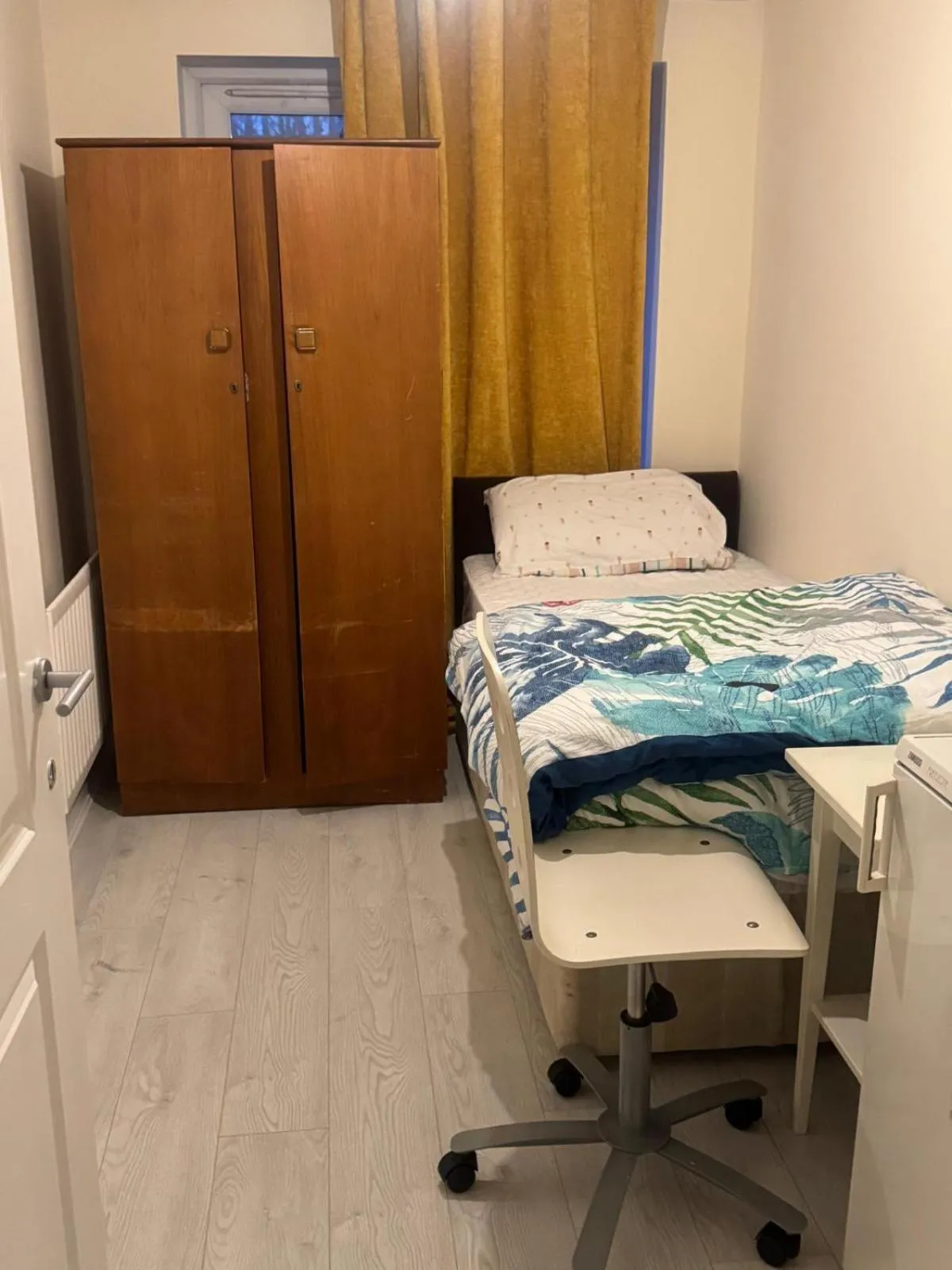 Photo of the whole room, Bed in Komegloba Mega room