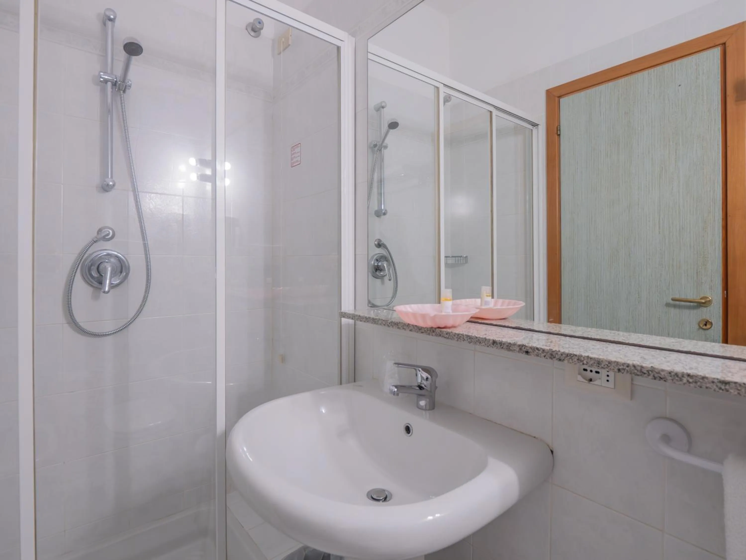 Shower in Hotel Splendid